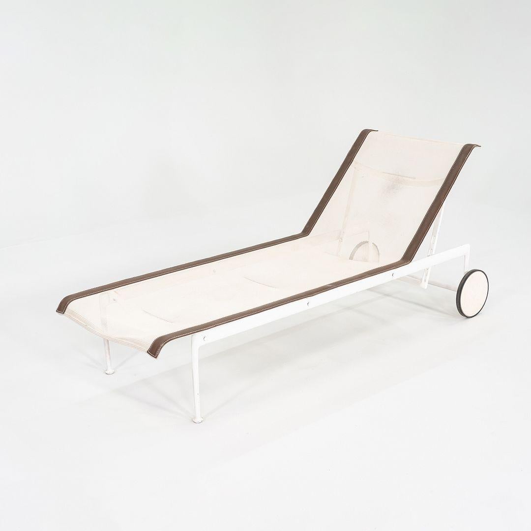 Il s'agit d'une chaise longue réglable de 1966, conçue à l'origine par Richard Schultz pour Knoll et présentée en 1966 dans le cadre de sa collection emblématique Leisure. Cet exemplaire a été produit dans les années 1970. La chaise est dotée d'une