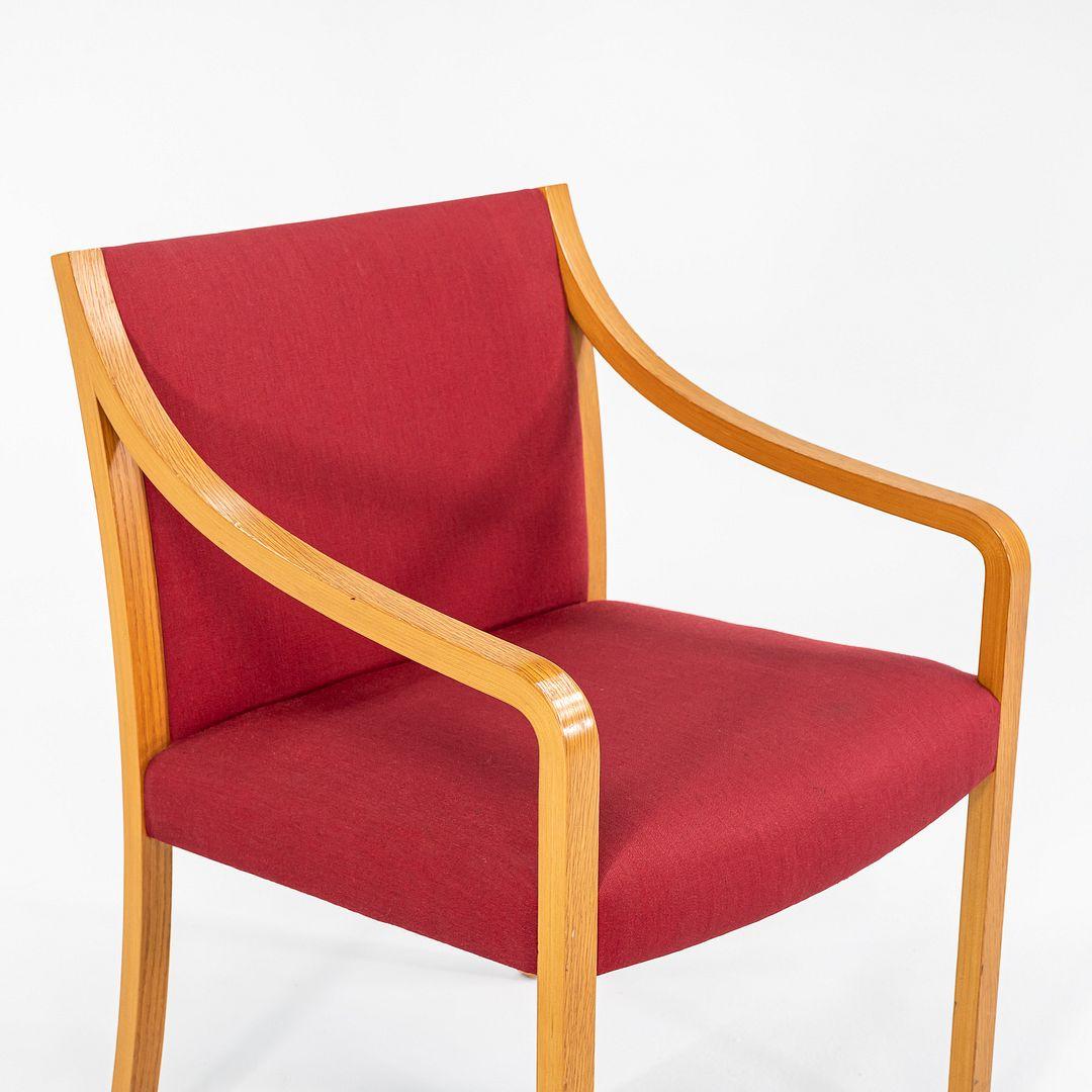 Il s'agit d'une chaise de salle à manger Bert England, datant de 1987. Ils ont été produits par Stow Davis aux États-Unis. Ils sont constitués d'un cadre en bois et d'une assise rembourrée rouge. Le prix indiqué comprend une chaise et il y a trois