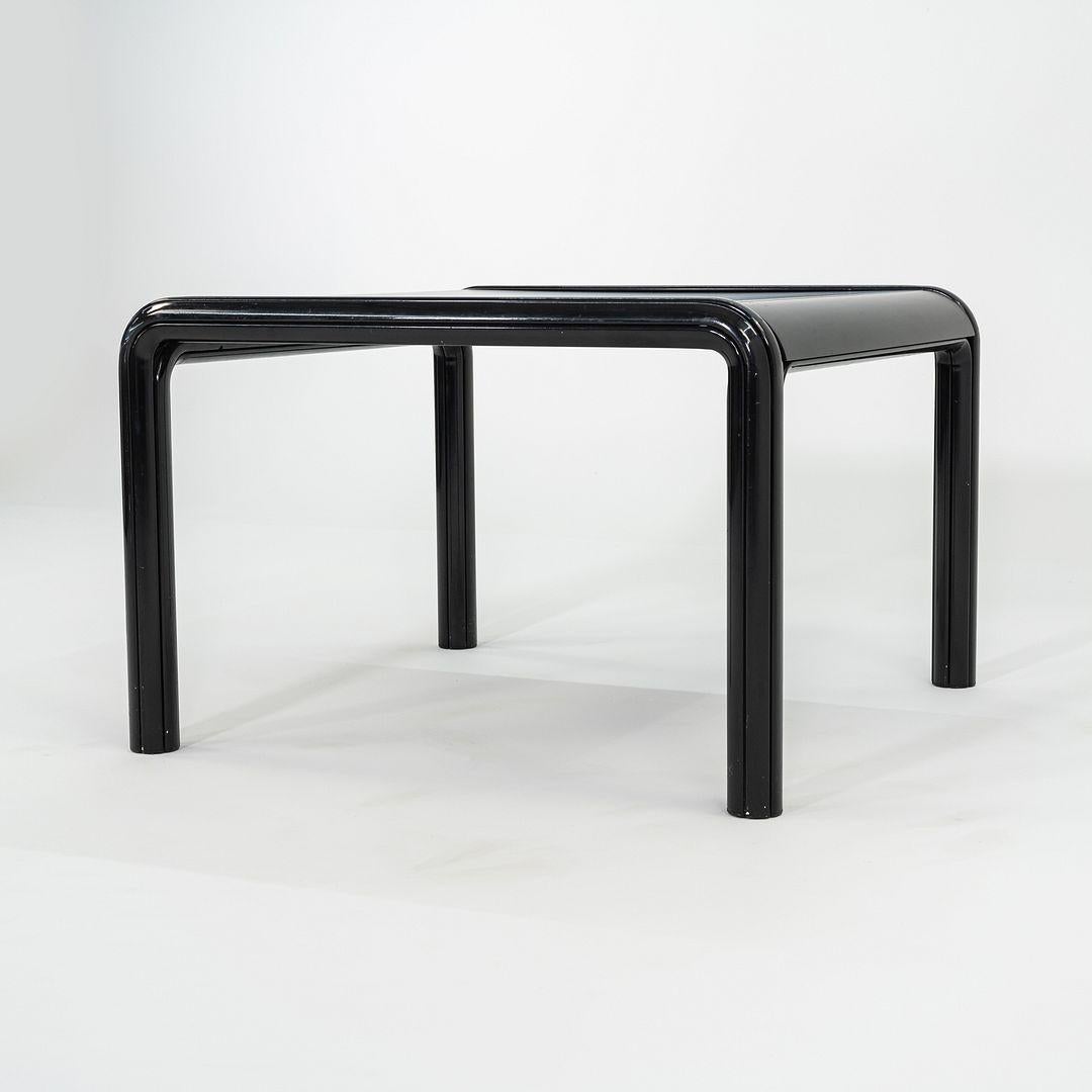 Il s'agit d'une table de salle à manger carrée Orsay, conçue à l'origine par Gae Aulenti pour Knoll International en 1974. La Collection Sal a été fabriquée pour la première fois en 1976 et a cessé d'être produite en 1999. Cette table est composée