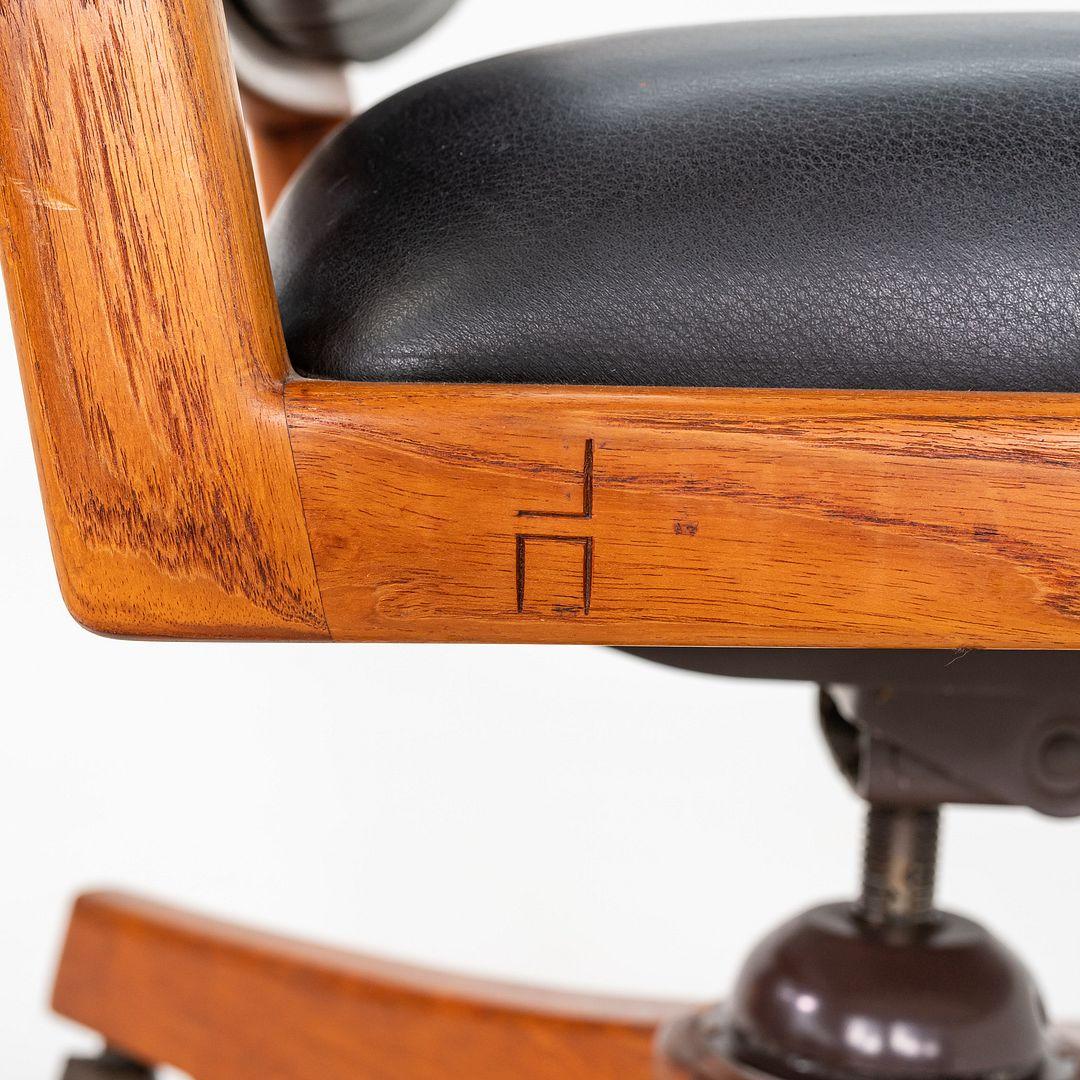 1970 Studio A Crafted Executive Desk Chair by John Nyquist in Teak with Leather (Chaise de bureau en teck et cuir) en vente 1