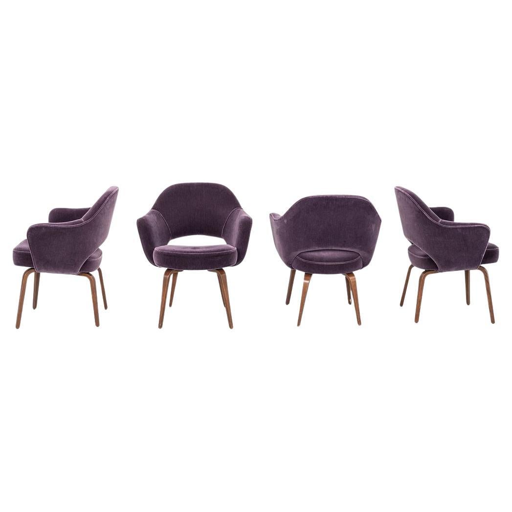 2018 Eero Saarinen for Knoll Executive Dining Arm Chairs in Purple Velvet (Fauteuils de salle à manger exécutifs en velours violet) en vente