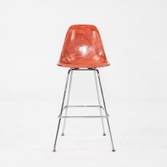 2010s Eames Modernica Orange Rot Fiberglas Barhocker 13x verfügbar
