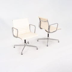 2013 Pareja de sillas auxiliares Herman Miller Eames de aluminio con base giratoria