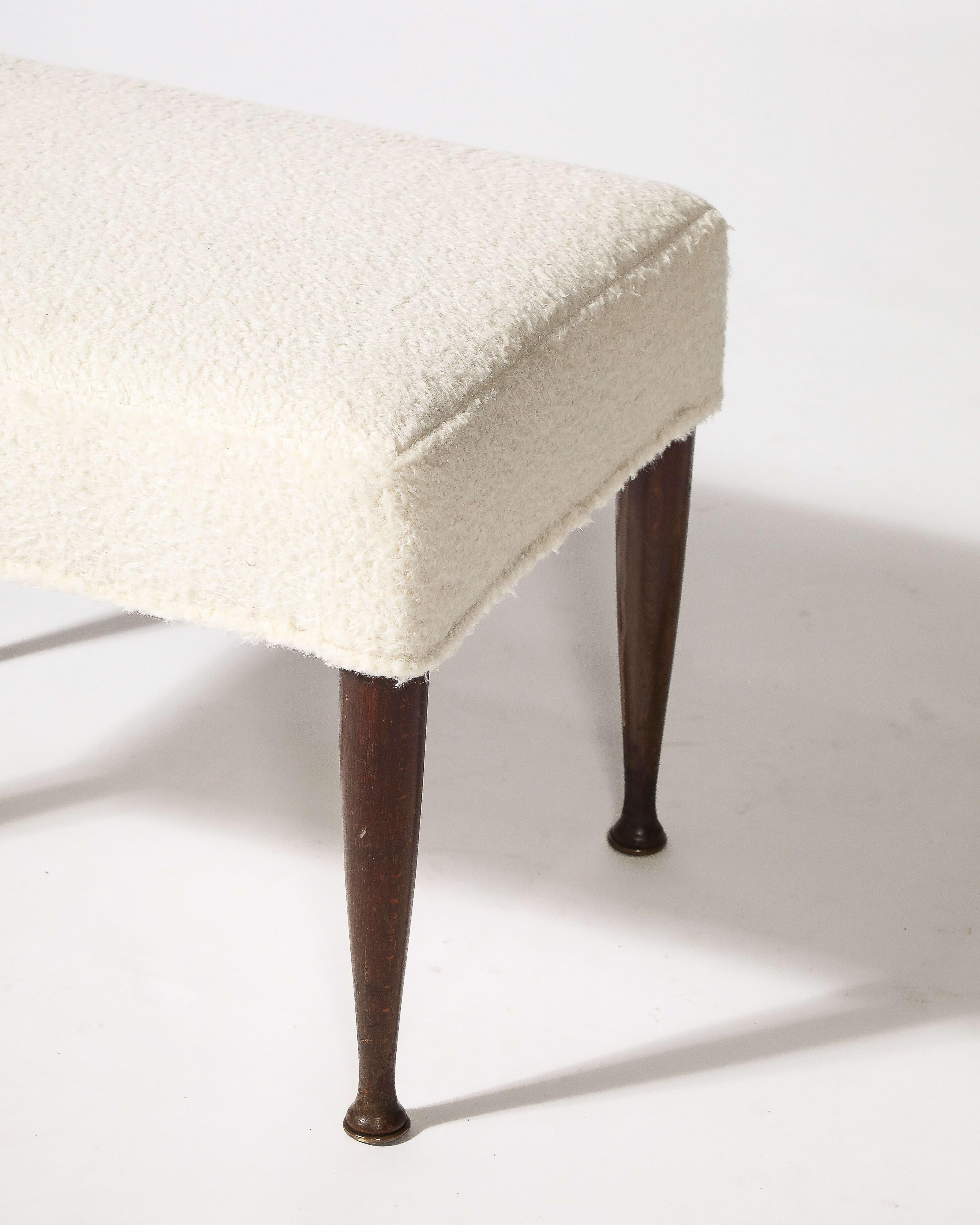 Ottoman/tabouret propre avec tapisserie neuve et pieds en orme sculpté.