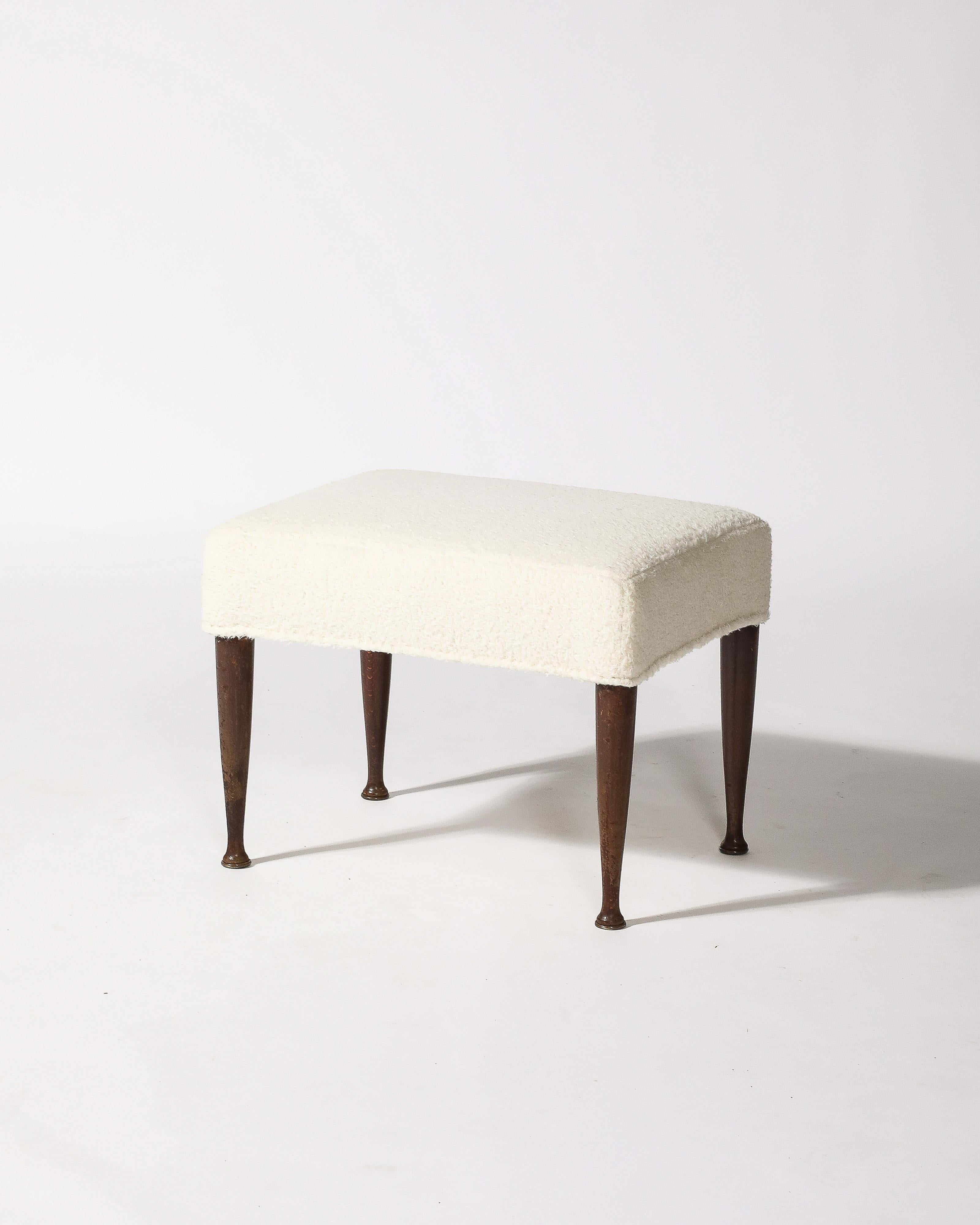 Moderne Tabouret/Ottoman en orme sculpté, New Upholstery Italy, c.1950 en vente