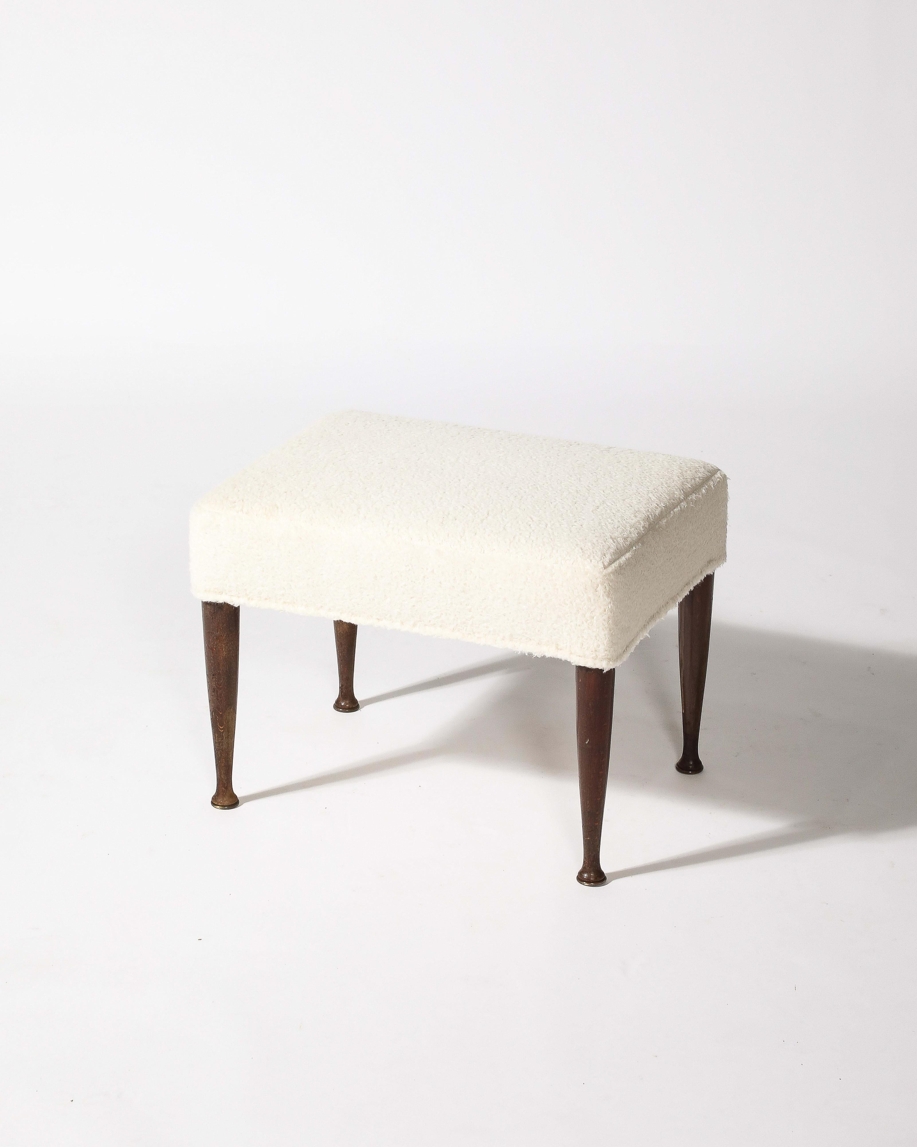 italien Tabouret/Ottoman en orme sculpté, New Upholstery Italy, c.1950 en vente
