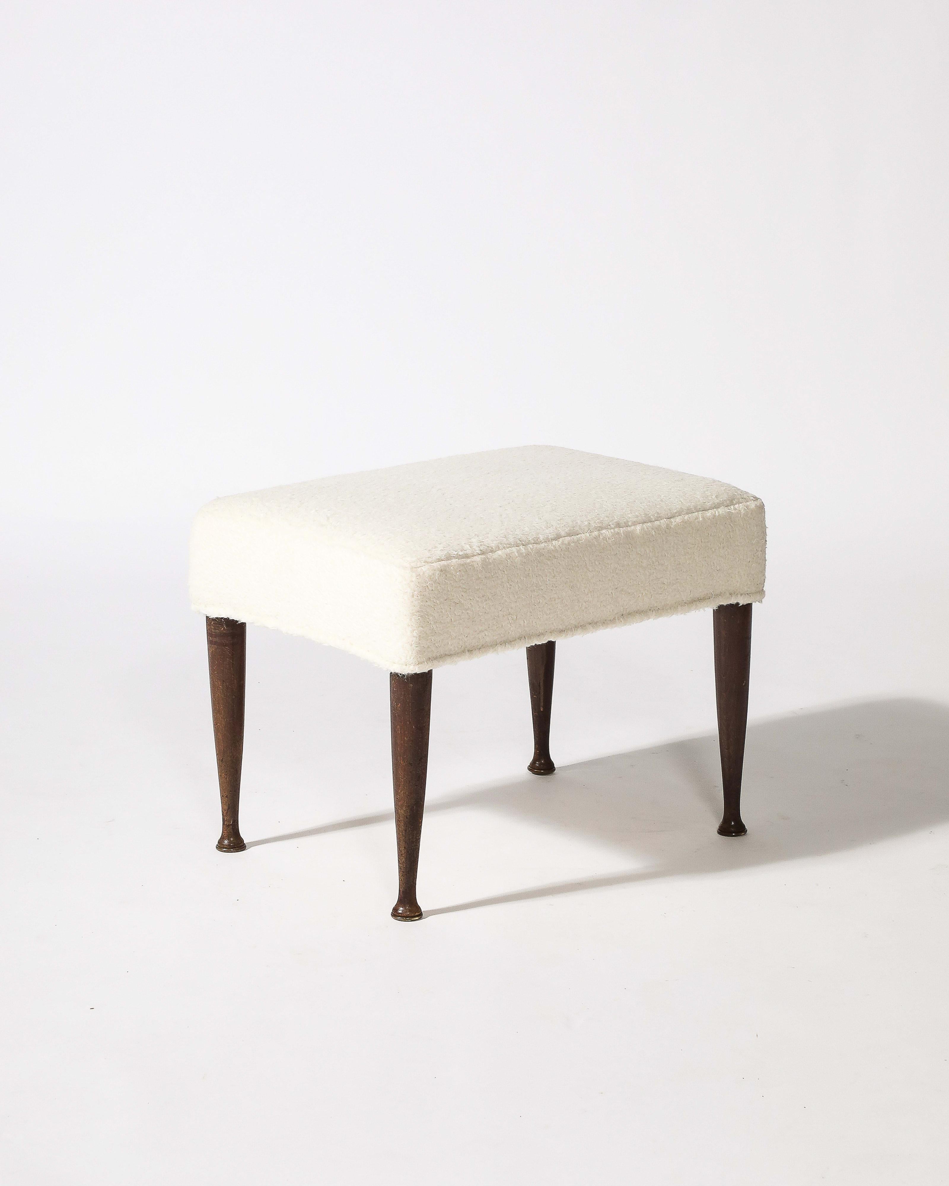 Tabouret/Ottoman en orme sculpté, New Upholstery Italy, c.1950 Excellent état - En vente à New York City, NY