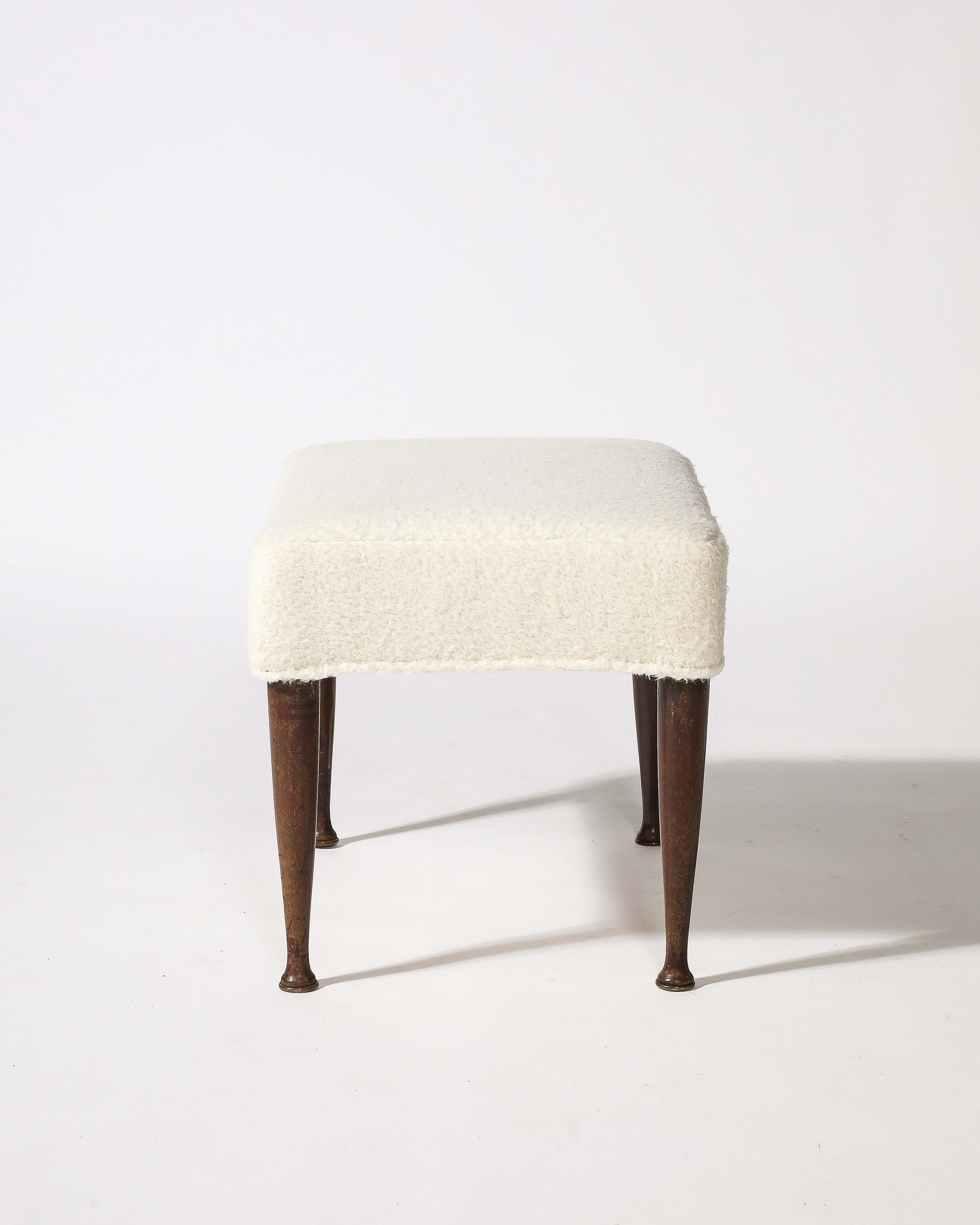 20ième siècle Tabouret/Ottoman en orme sculpté, New Upholstery Italy, c.1950 en vente