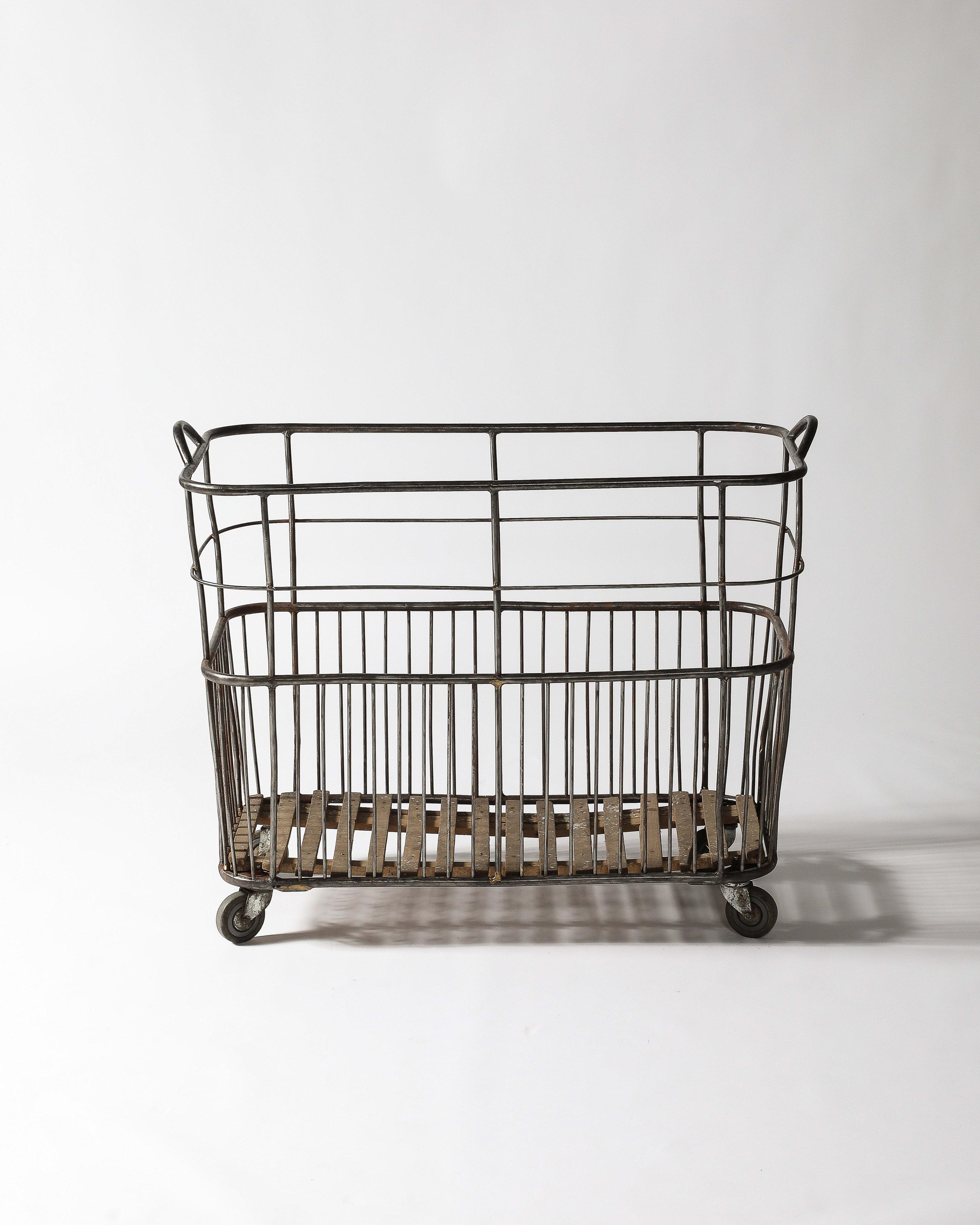 Carrello/Cestello Rolle Metallo, Wood In condizioni buone in vendita a New York City, NY