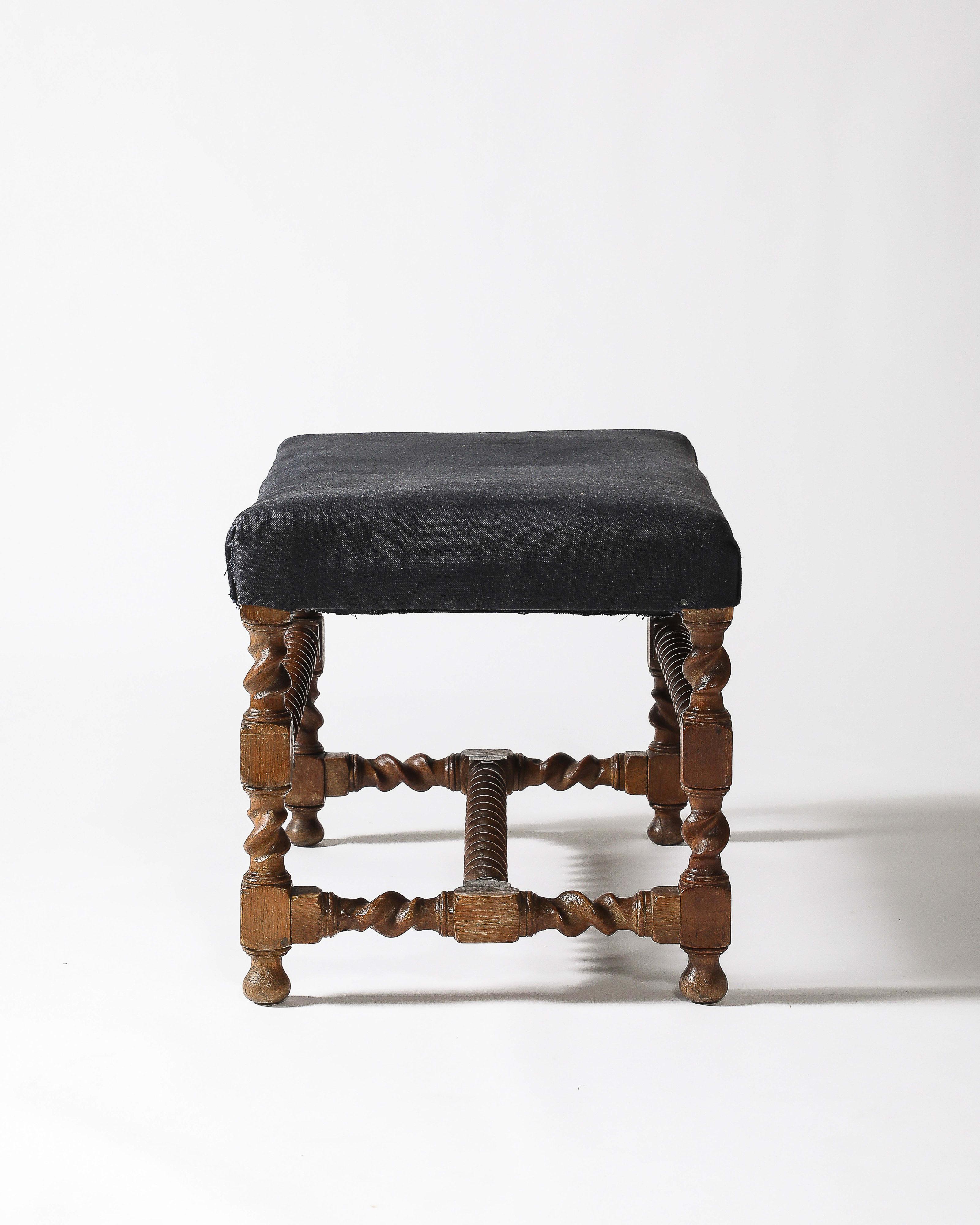 Nogal Estilo Tudor  Banco con tapicería de lino, Inglaterra, S. XIX en Bueno estado para la venta en New York City, NY