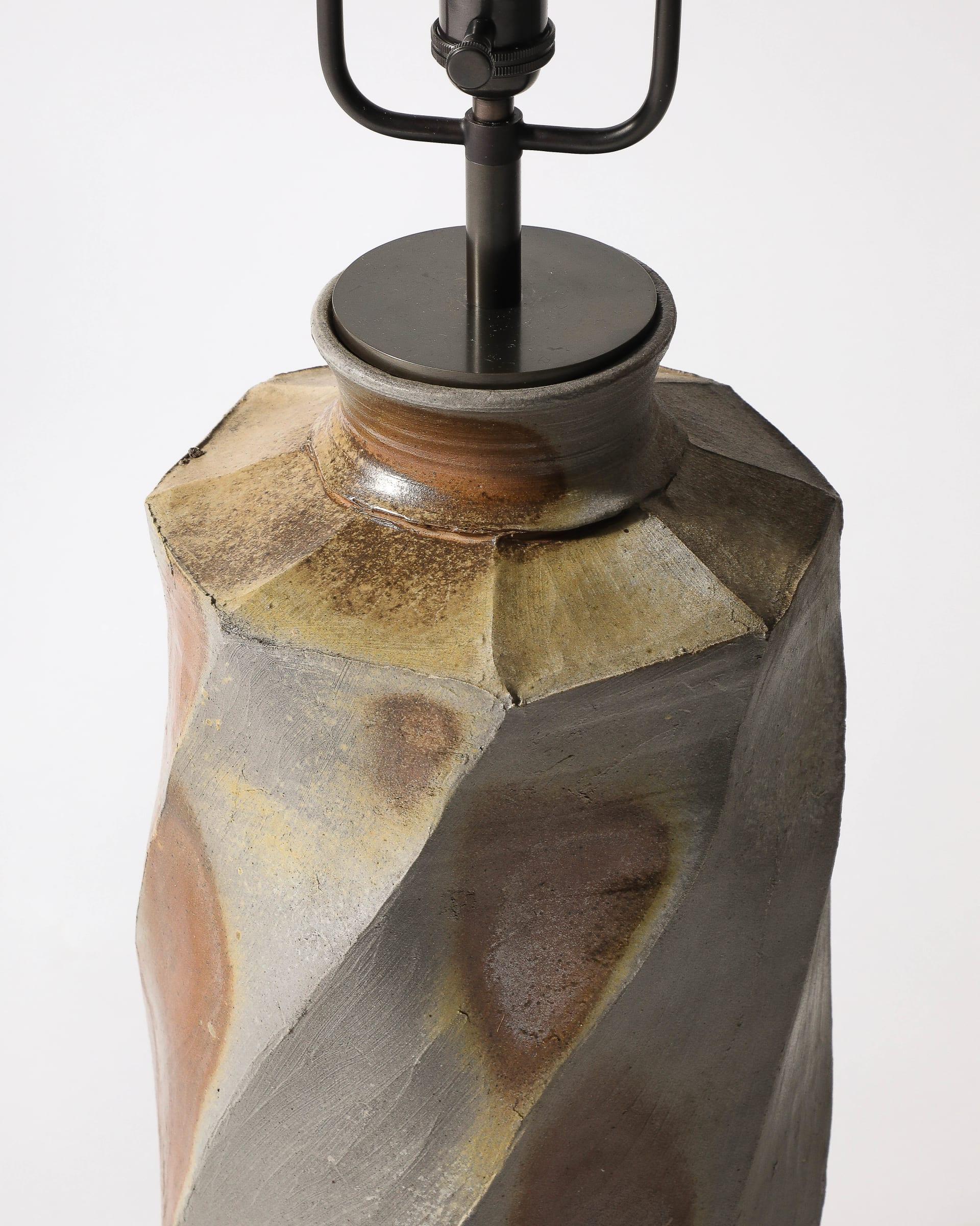 Grande lampe de table en céramique émaillée qui donne l'impression d'avoir été tordue. Fabriqué dans la célèbre communauté de céramistes de La Borne en France.

Nouvellement recâblé avec une harpe réglable, un gradateur au niveau du manche et un