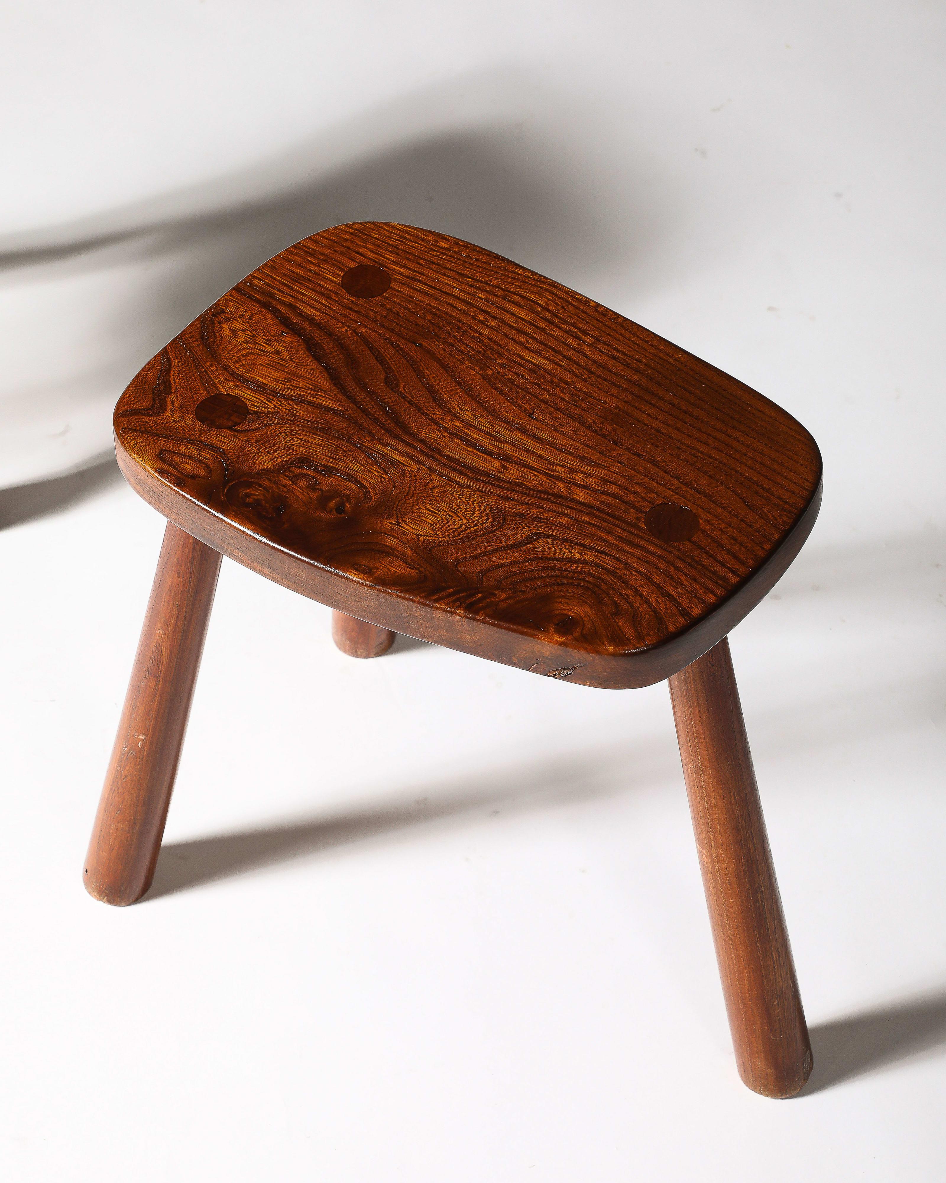 Deux disponibles ; vendus individuellement.

Tabouret en bois à trois pieds, simple et sophistiqué, France, vers 1950