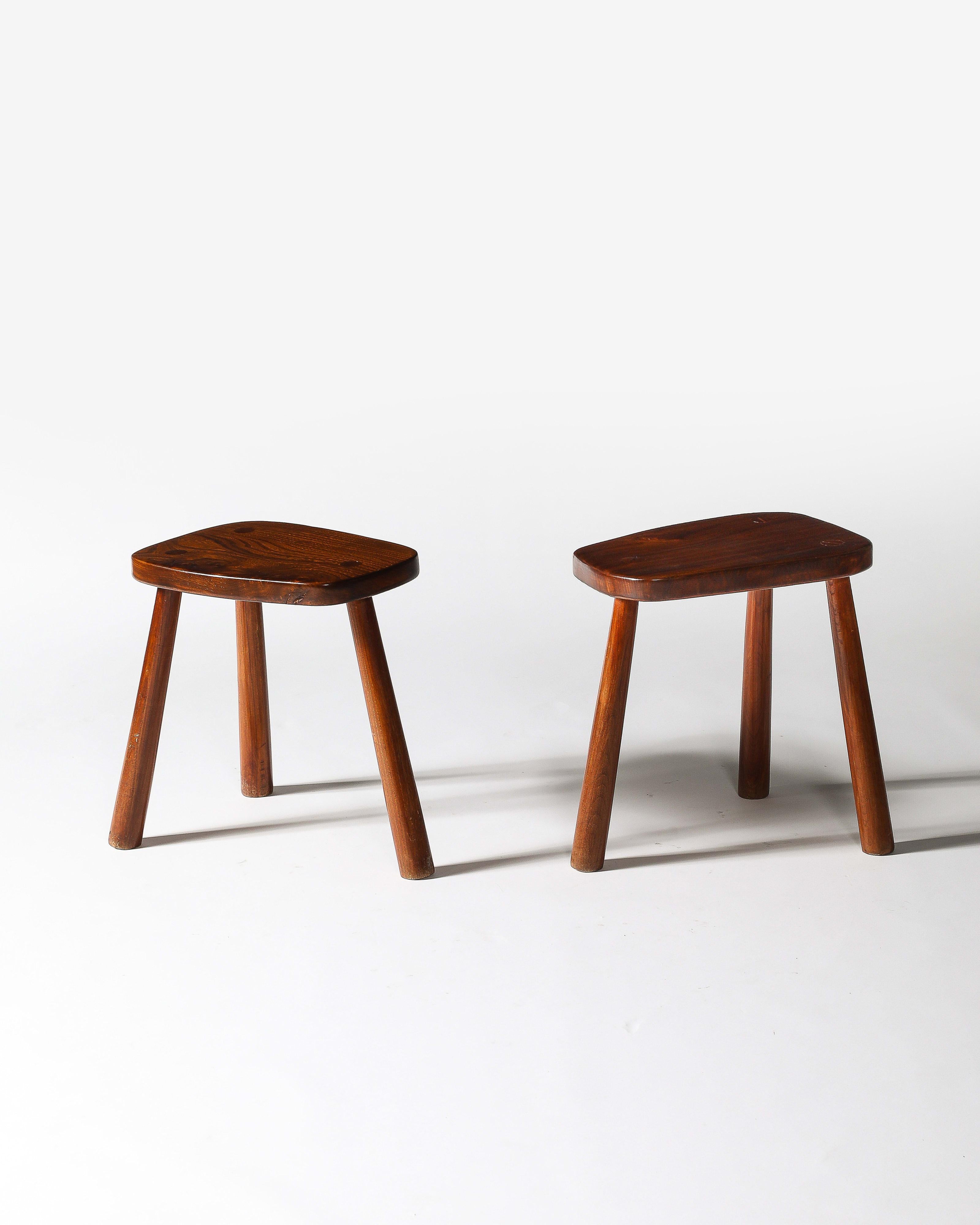 Français Tabouret rustique tripode Elm France, c. 1960 en vente