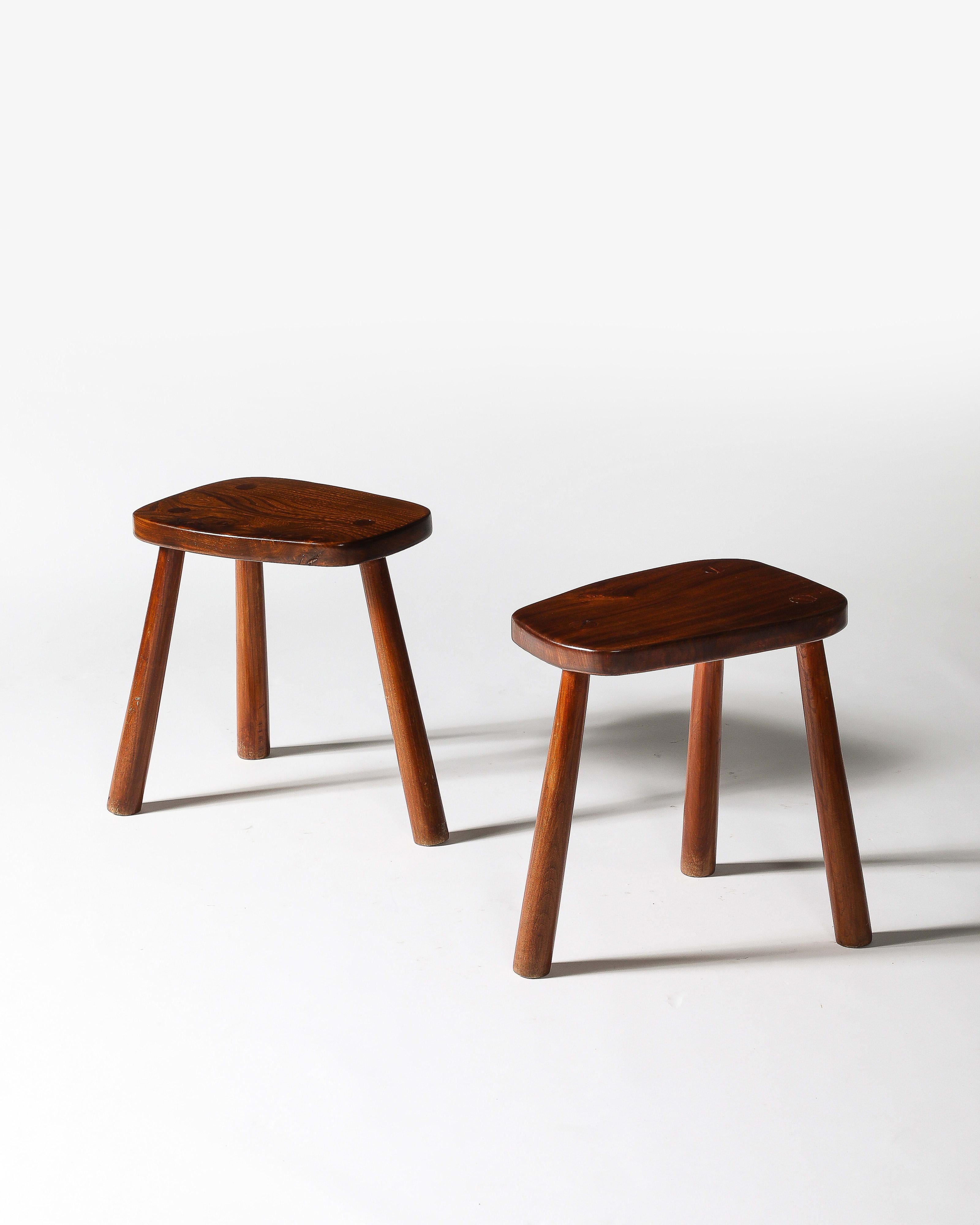 Tabouret rustique tripode Elm France, c. 1960 Excellent état - En vente à New York City, NY