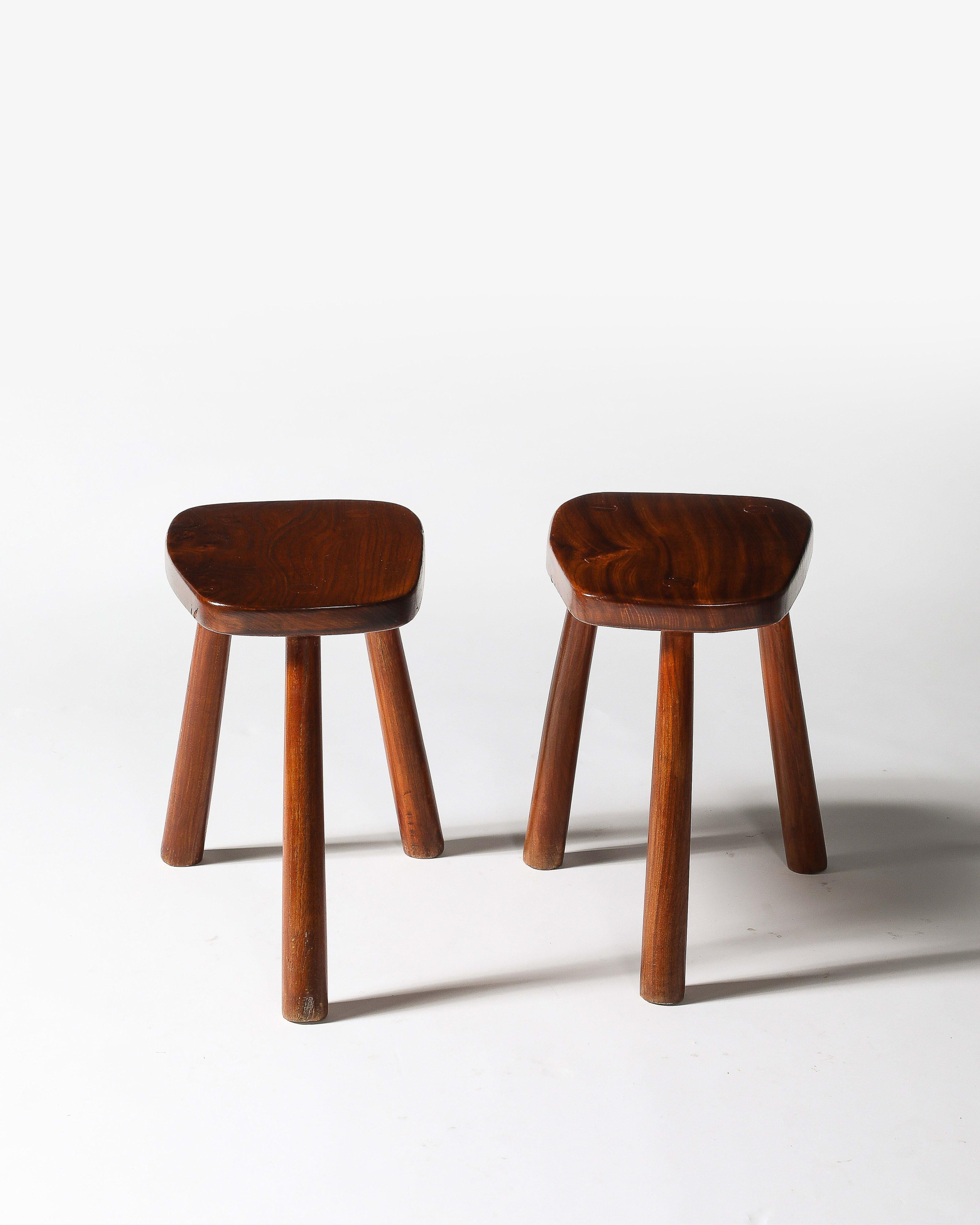 20ième siècle Tabouret rustique tripode Elm France, c. 1960 en vente