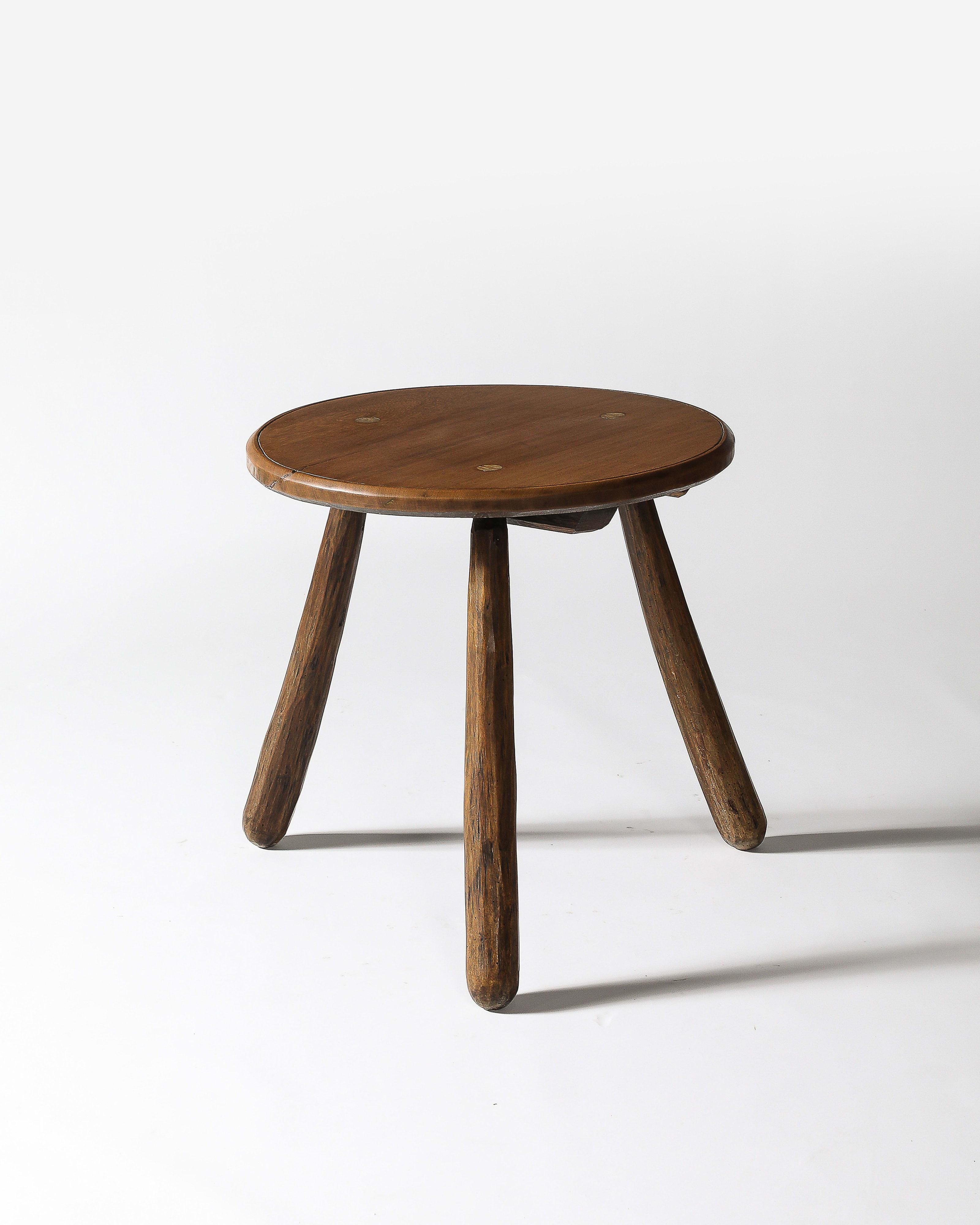 Rustique Table d'appoint ronde en noyer sculptée à la main, France, c. 1950 en vente