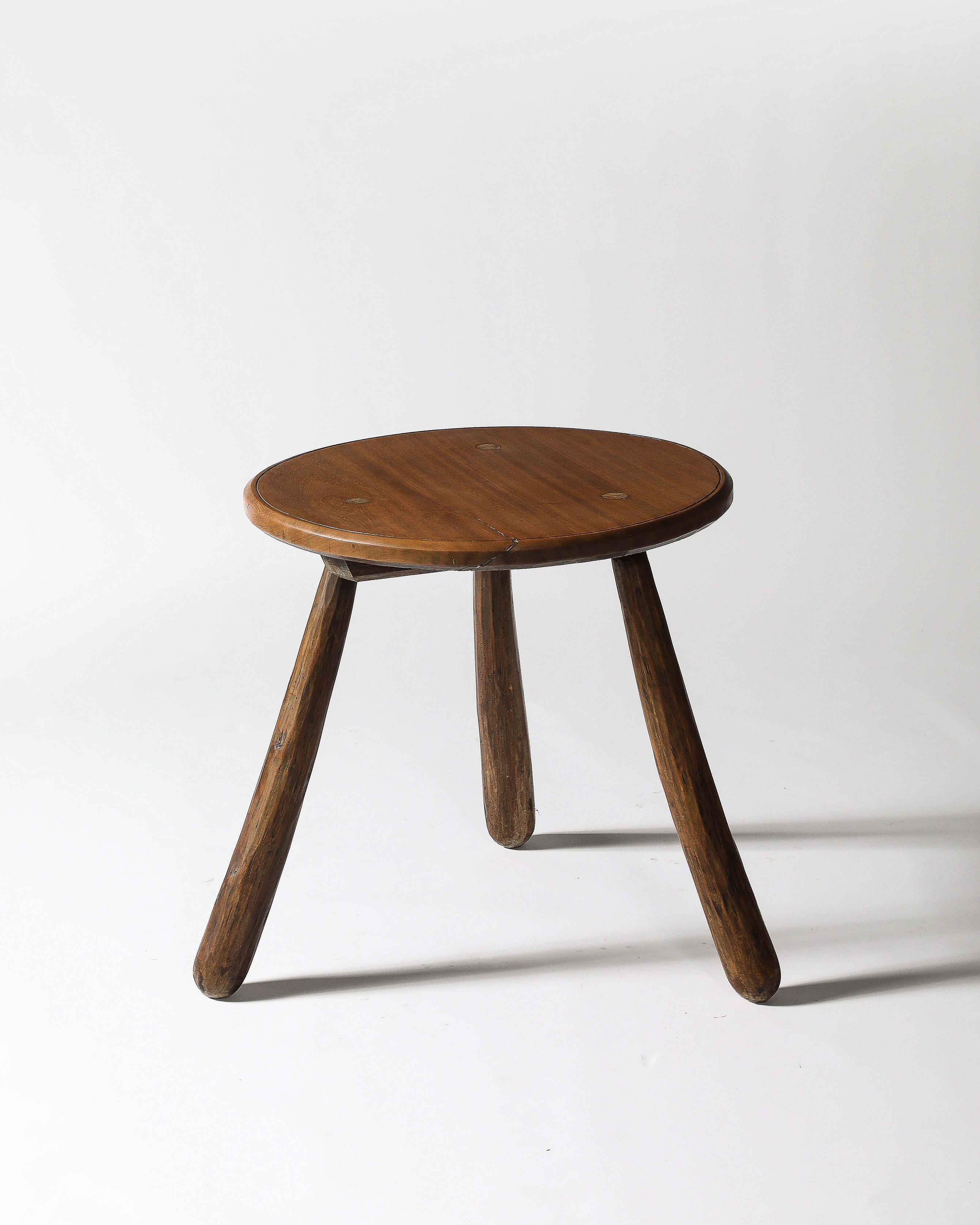 Français Table d'appoint ronde en noyer sculptée à la main, France, c. 1950 en vente