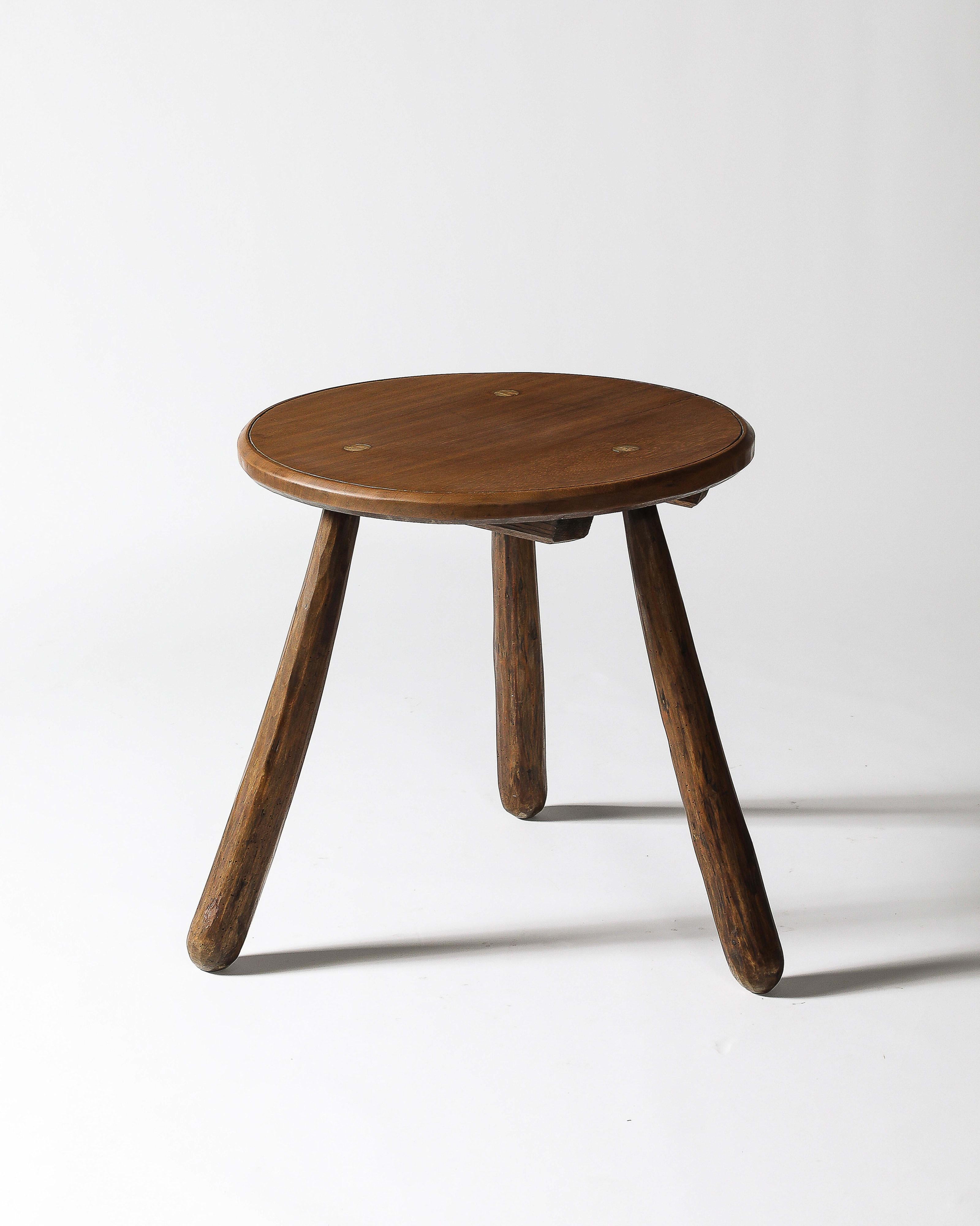 Table d'appoint ronde en noyer sculptée à la main, France, c. 1950 Excellent état - En vente à New York City, NY