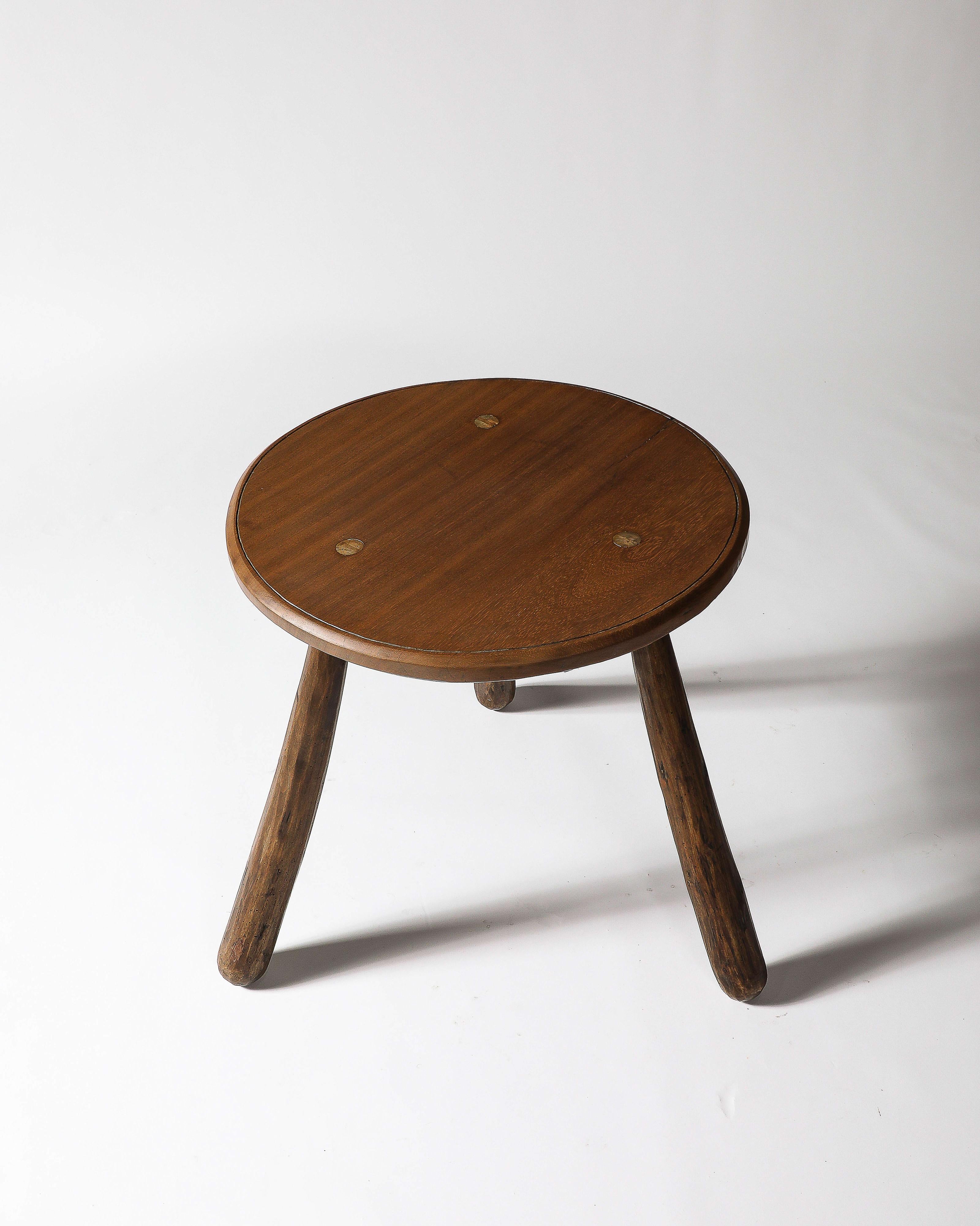 20ième siècle Table d'appoint ronde en noyer sculptée à la main, France, c. 1950 en vente