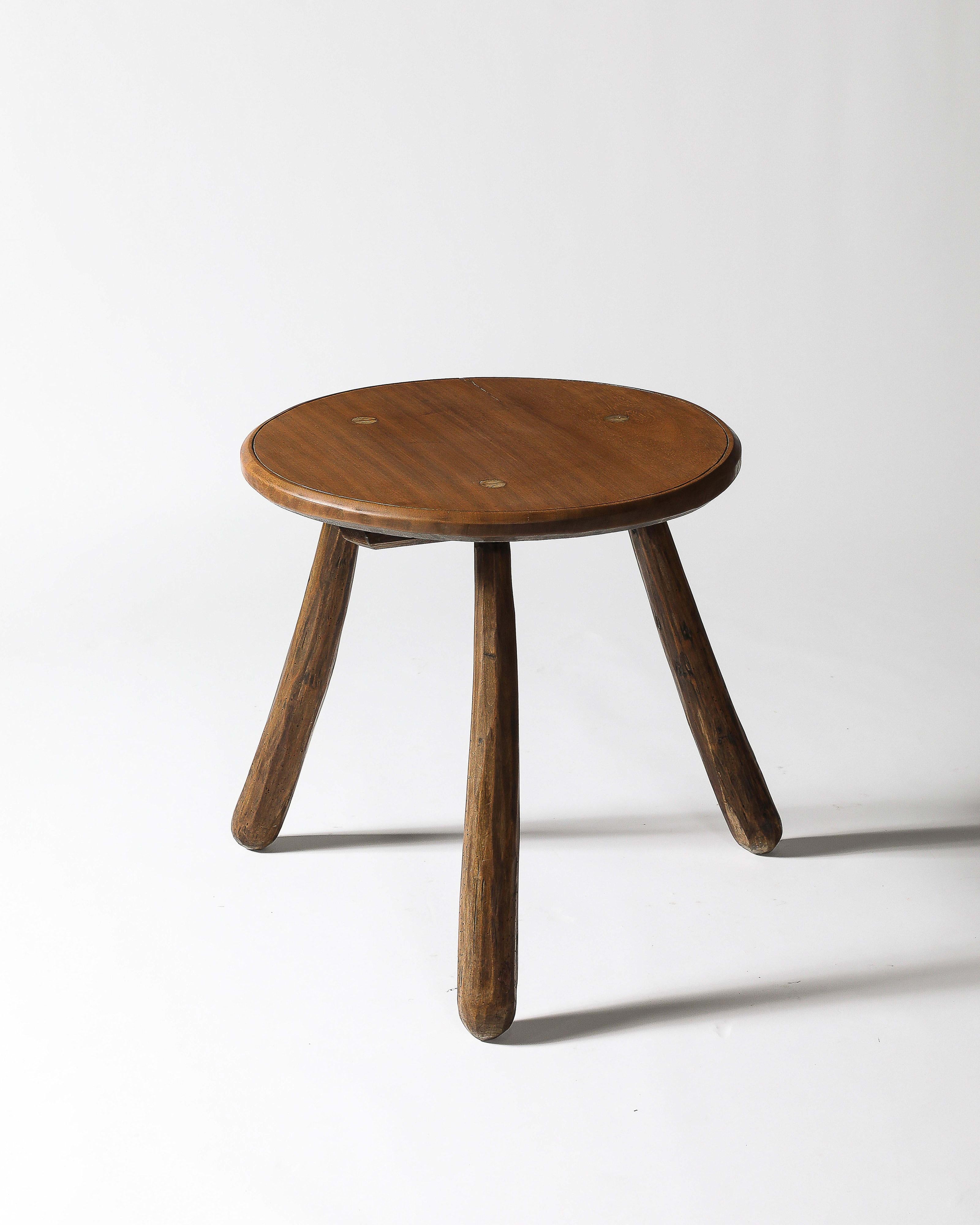 Noyer Table d'appoint ronde en noyer sculptée à la main, France, c. 1950 en vente
