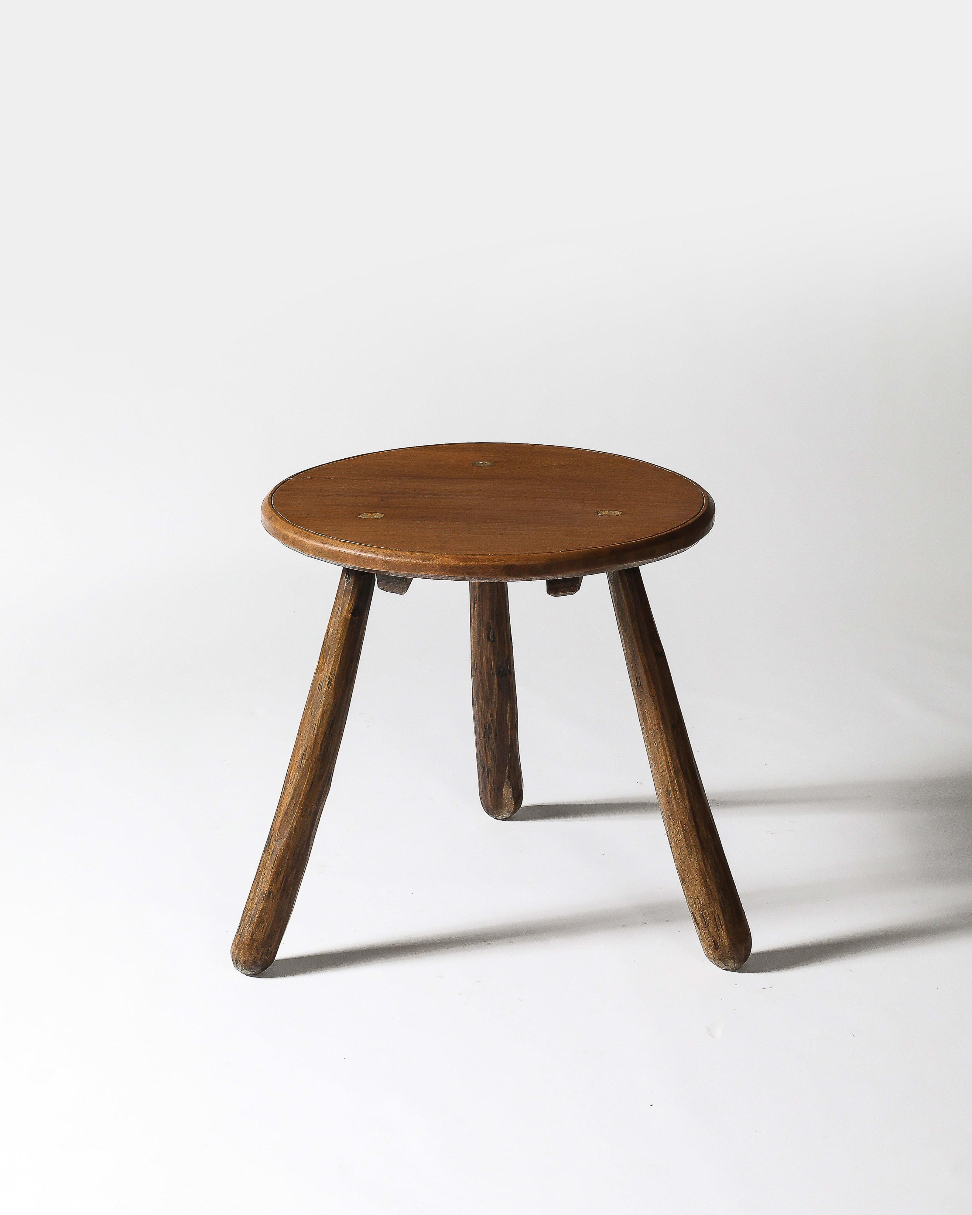 Table d'appoint ronde en noyer sculptée à la main, France, c. 1950 en vente 1