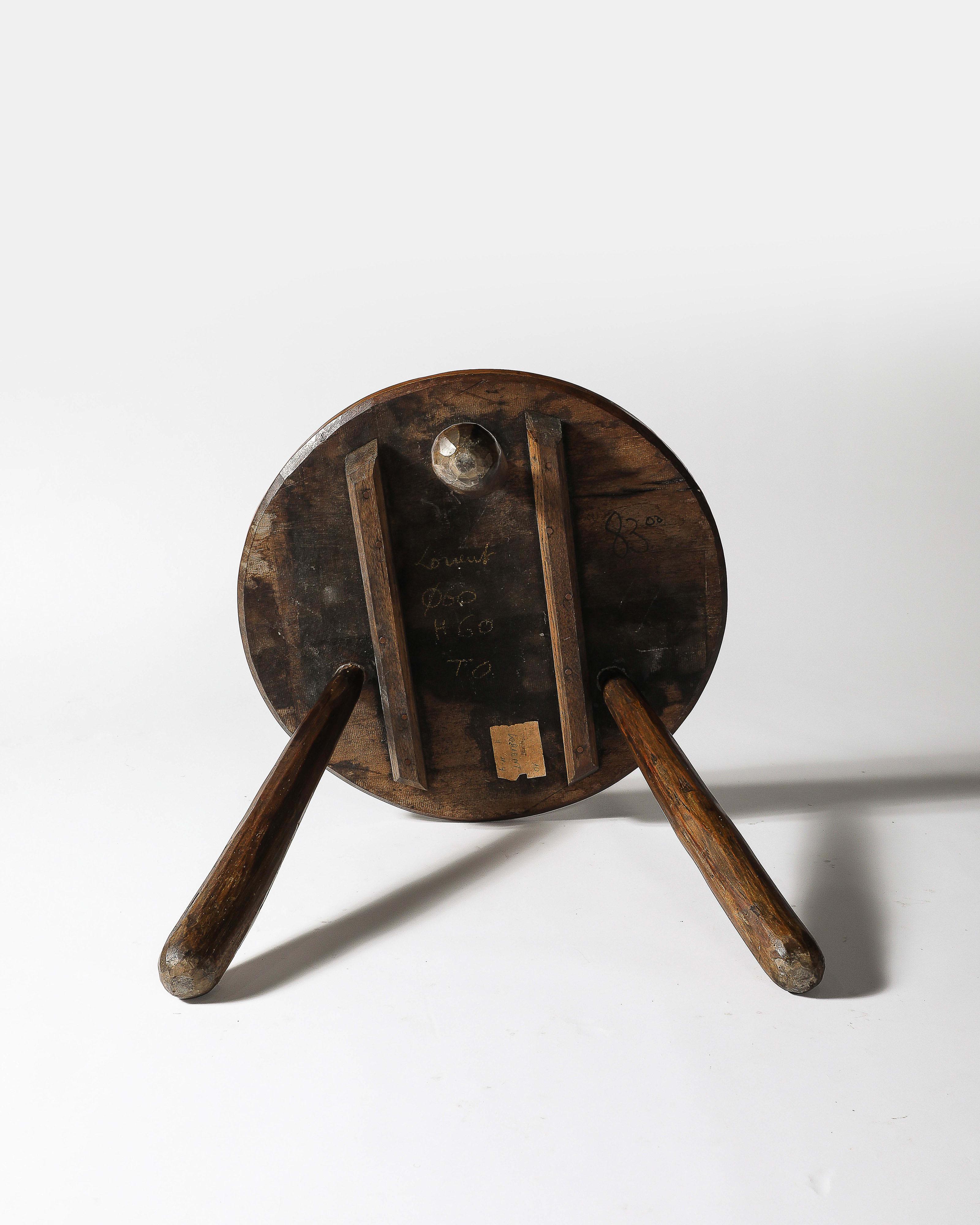 Table d'appoint ronde en noyer sculptée à la main, France, c. 1950 en vente 2