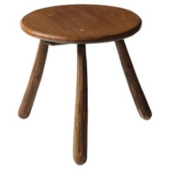 Table d'appoint ronde en noyer sculptée à la main, France, c. 1950