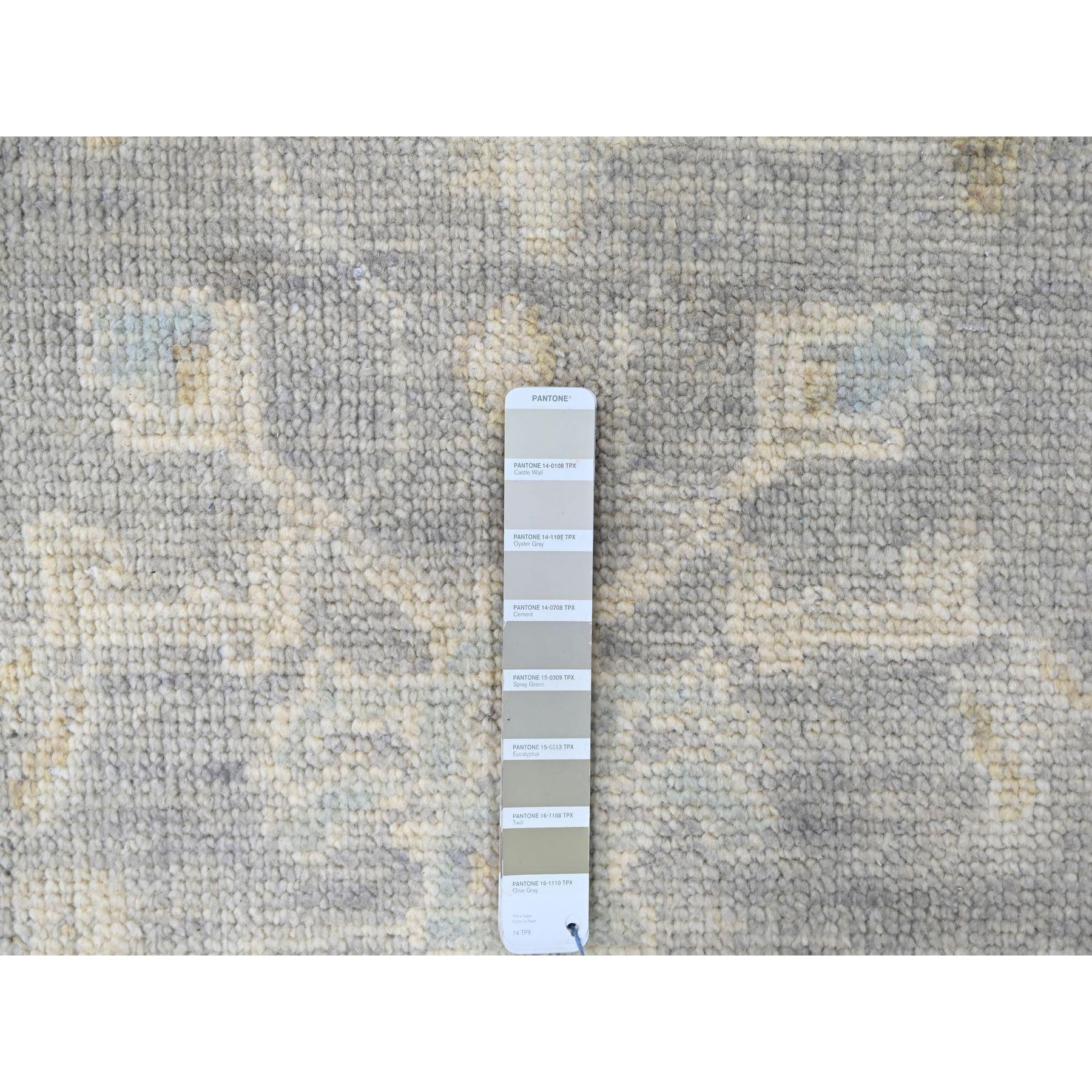 10'x14' Fossil Gray Supple Collection Tone On Tone Handgeknüpfter Teppich aus reiner Wolle im Angebot 1