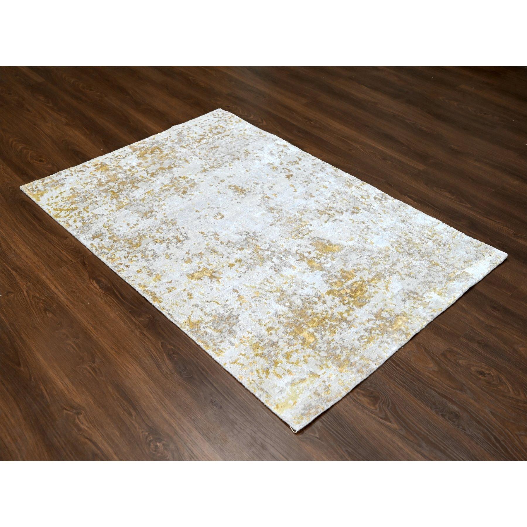 Grigio pastello con tocchi d'oro, Pile alto e basso, Design astratto, Lana e seta, Annodato a mano, Tappeto orientale
Materiali primari: Lana e seta
Lattice: No Pile 
altezza: 0,25 pollici
Stile: Di transizione
Colore primario: Grigio
Colori