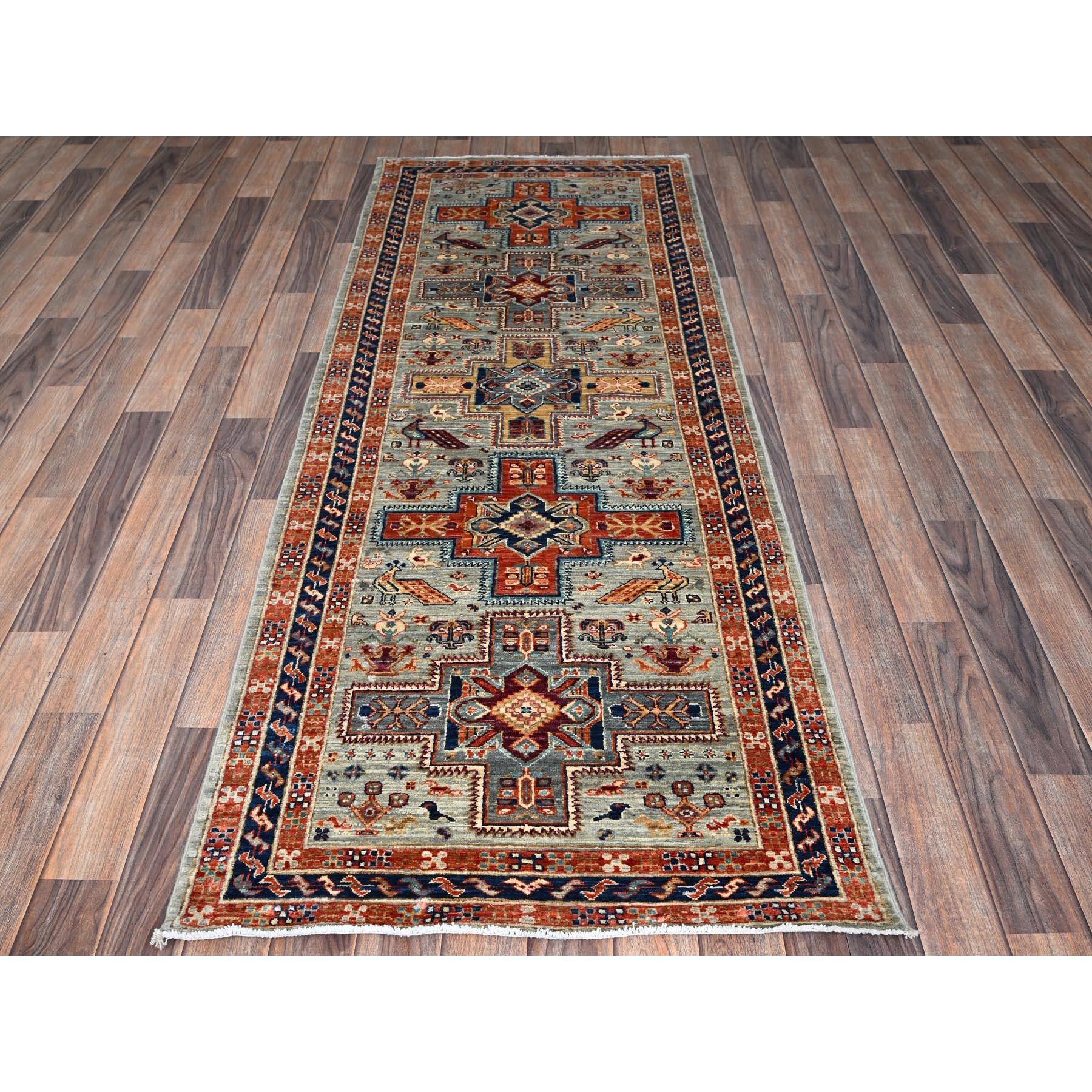 Pastellgrau, armenisch inspiriertes kaukasisches Design mit Vogelfiguren, 200 KPSI, superfeine Wolle, handgeknüpft, dichter gewebt, pflanzliche Farbstoffe, Läufer, Orientteppich
Primäre MATERIALIEN: Wolle
Latex: Kein Flor 
Höhe: 0,25 Zoll
Stil: