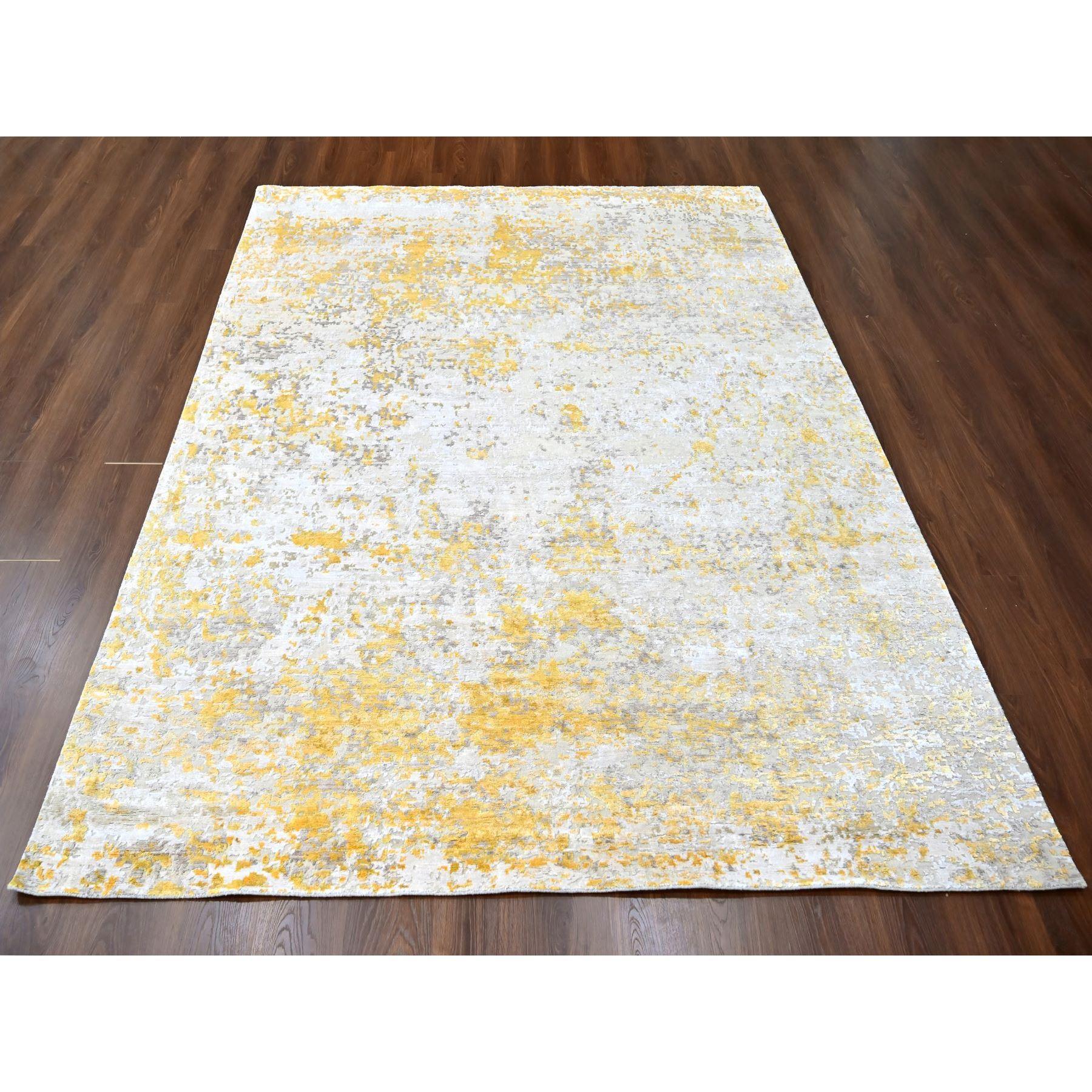 Beige et or, laine et soie, design abstrait, tissage plus dense, poil ras, noué à la main, tapis oriental
Matériaux primaires : Laine et soie
Latex : Pas de poils 
Hauteur : 0,25 pouces
Style : Contemporain
Couleur primaire : Beige
Couleurs