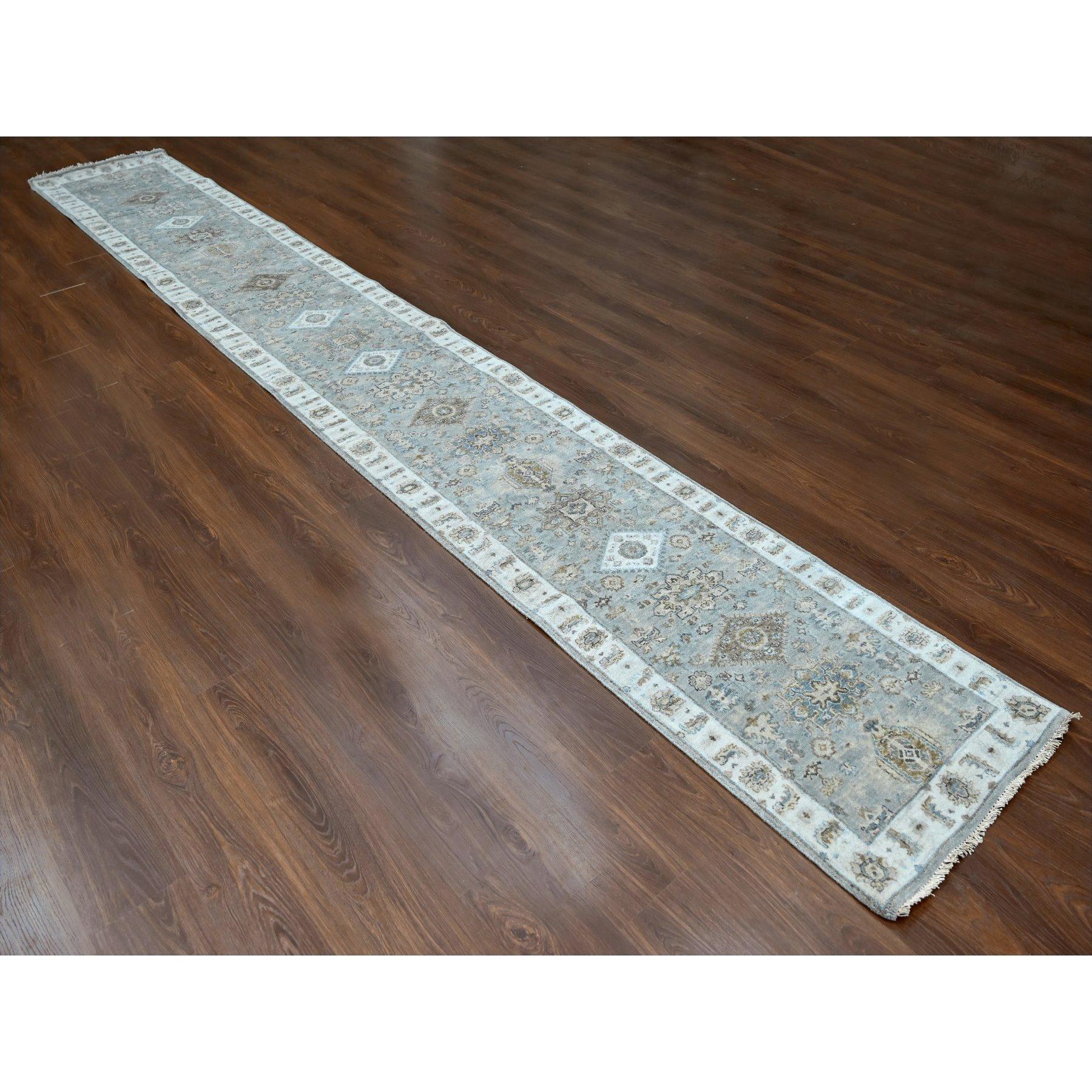 Nebliges Grau, Karajeh und Geometrisches Design, Natürliche Wolle, Handgeknüpft, XL Läufer, Orientteppich
Primäre MATERIALIEN: Wolle
Latex: Kein Flor 
Höhe: 0,25 Zoll
Stil: Traditionell
Grundfarbe: Grau
Sekundäre Farben: Goldgelb, Bläuliches Grau,