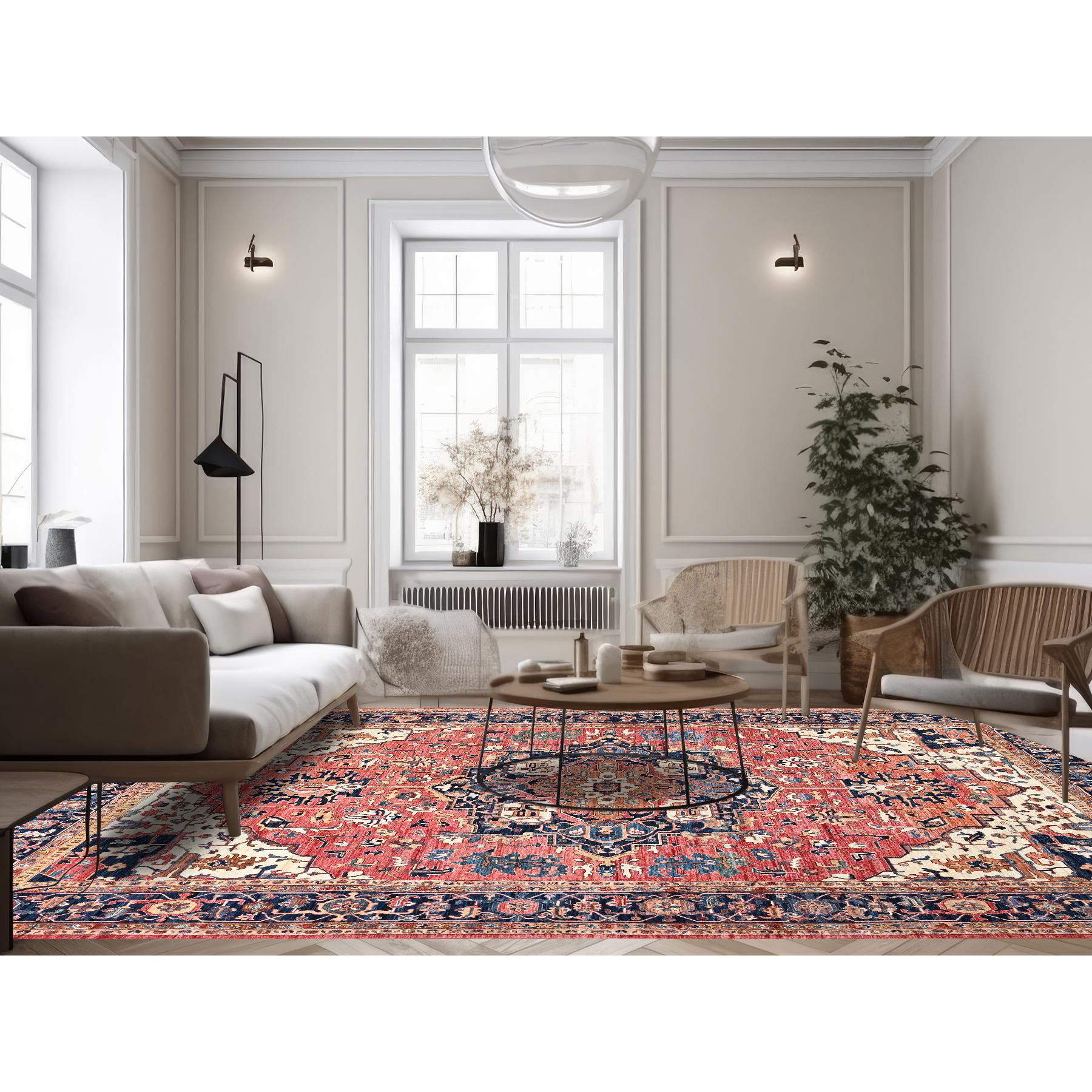 Korallenrot, Aryana Collection'S, Serapi Heriz mit großem Medaillon-Design, Pflanzenfarben, weicher Flor, Hochgebirgswolle, handgeknüpft, dicht gewebt, überdimensional, Orientteppich
Primäre MATERIALIEN: Wolle
Latex: Kein Flor 
Höhe: 0,25 Zoll
Stil: