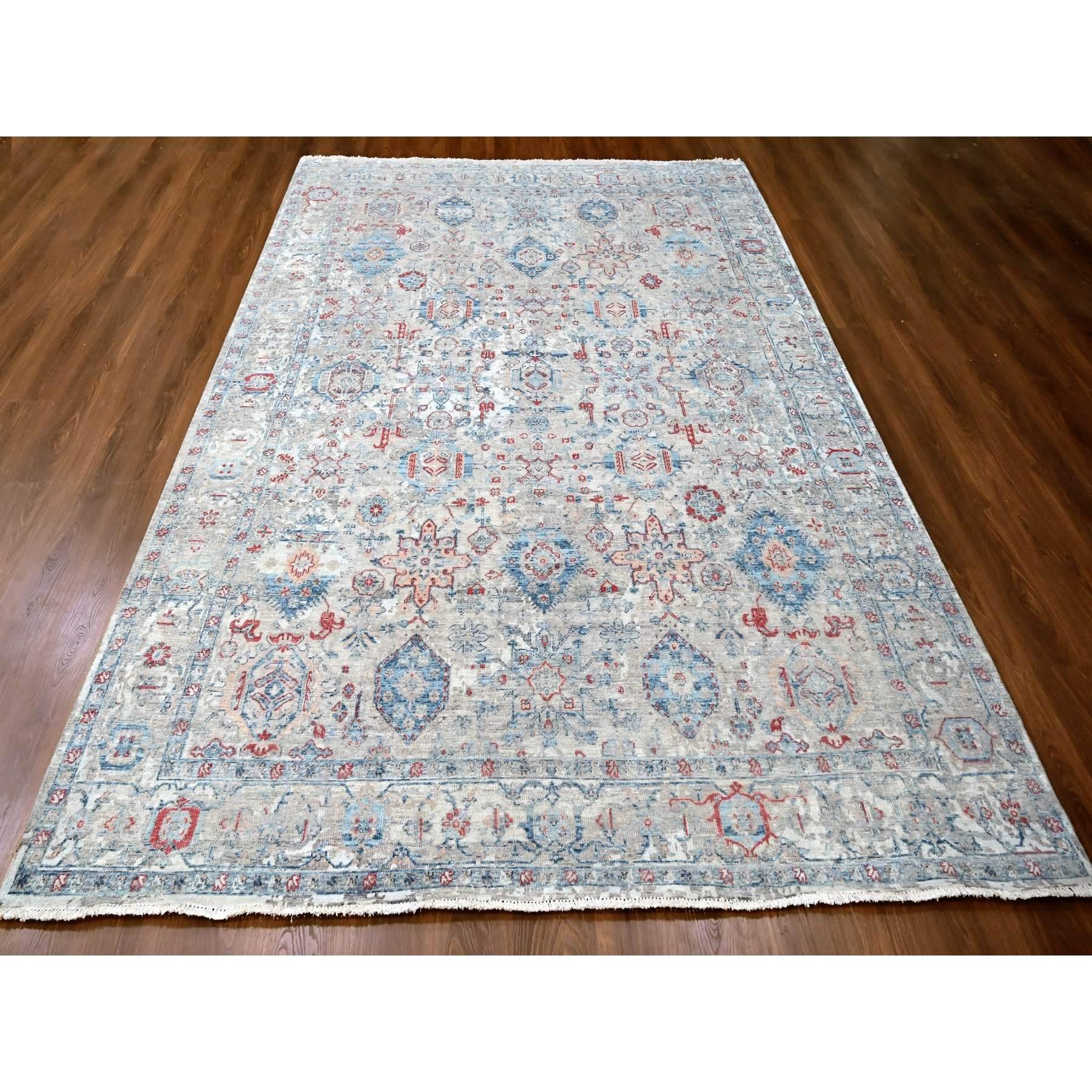 Schattierungen von Blau, Antiquiertes Tabriz Design, mit Abrash bearbeitet, Flor Null, Niedrig rasiert, 100% Wolle, Handgeknüpft, Orientteppich
Primäre MATERIALIEN: Wolle
Latex: Kein Flor 
Höhe: 0,25 Zoll
Stil: Traditionell
Grundfarbe: