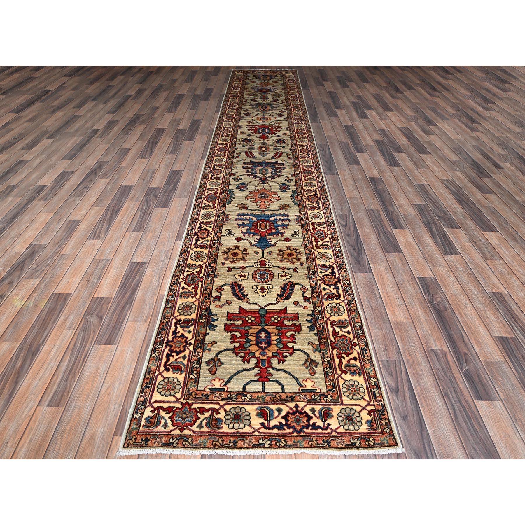 Austergrau, Nordwestpersisch mit Heriz Design, Aryana Collection, Pflanzenfarben, Weicher Flor, Hochgebirgswolle, Handgeknüpft, Dicht gewebt, XL Läufer, Orientteppich
Primäre MATERIALIEN: Wolle
Latex: Kein Flor 
Höhe: 0,25 Zoll
Stil: