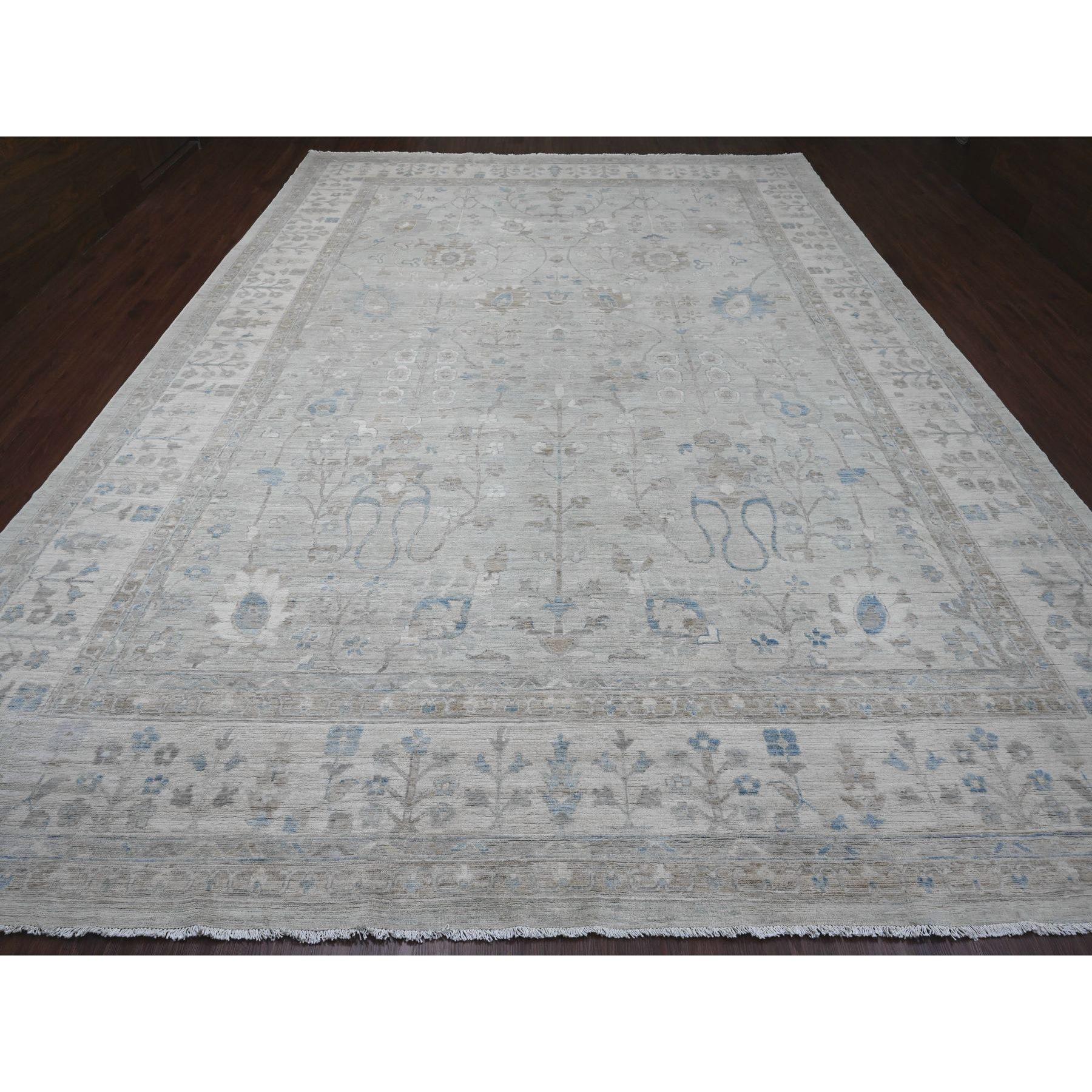 Nebelgrau, weiß gewaschener Peshawar mit floralen Motiven, handgeknüpft, pflanzlich gefärbt, 100% Wolle, überdimensional, Orientteppich
Primäre MATERIALIEN: Wolle
Latex: Kein Flor 
Höhe: 0,25 Zoll
Stil: Transitional
Grundfarbe: Grau
Sekundäre