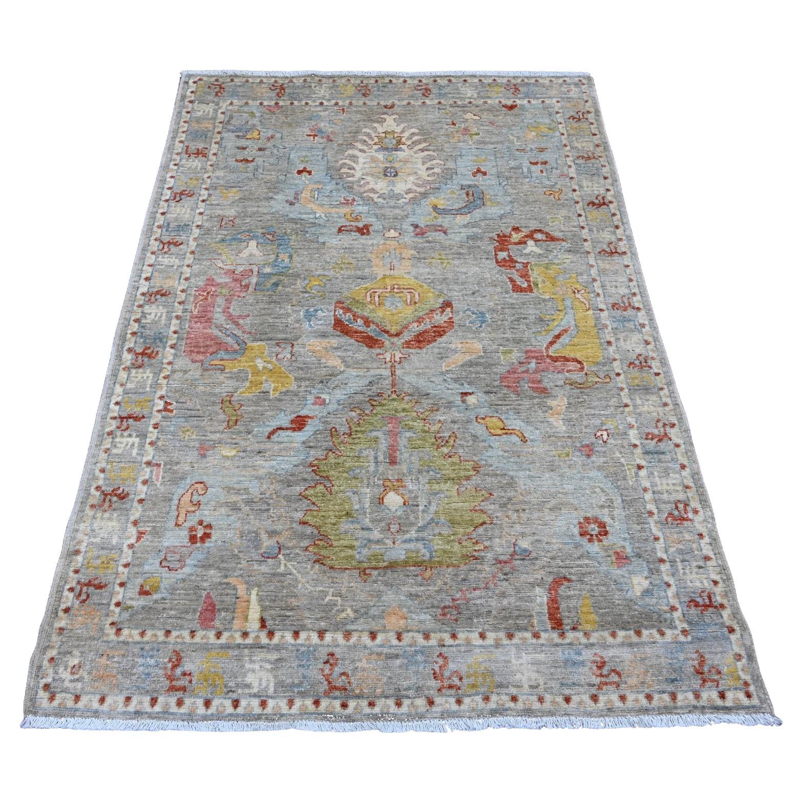4'x5'8" Grauer Aryana Collection Mahal Design Peshawar Handgeknüpfter Wollteppich im Angebot