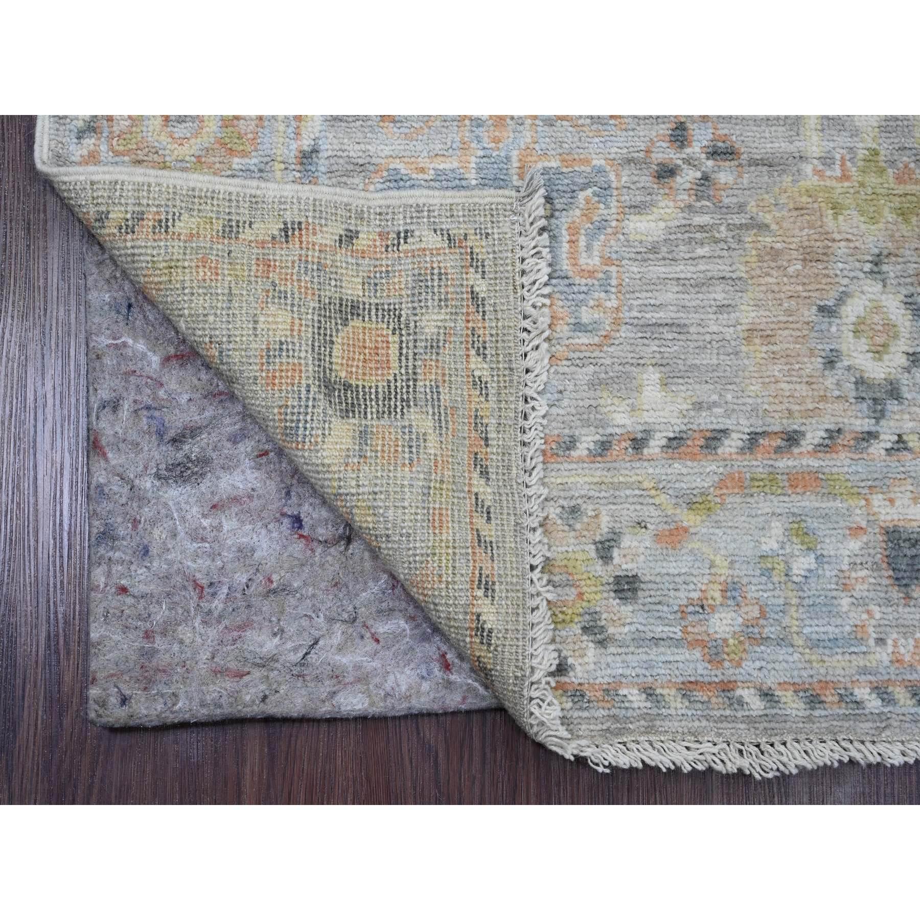 Spanish Gray, Handgeknüpft, Afghanischer Angora Oushak mit Blumenmuster, Natürliche Farbstoffe, 100% Wolle, Breiter Läufer, Orientteppich
Primäre MATERIALIEN: Wolle
Latex: Kein Flor 
Höhe: 0,25 Zoll
Stil: Transitional
Grundfarbe: Grau
Sekundäre