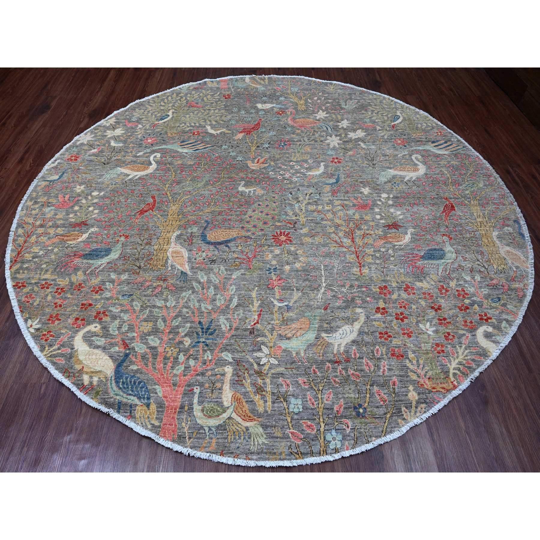 Grigio spagnolo, Peshawar afgano con disegno di uccelli del paradiso, annodato a mano, lana morbida, tinture naturali, rotondo, Tappeto orientale
Materiali primari: Lana
Lattice: No Pile 
altezza: 0,25 pollici
Stile: Di transizione
Colore primario: