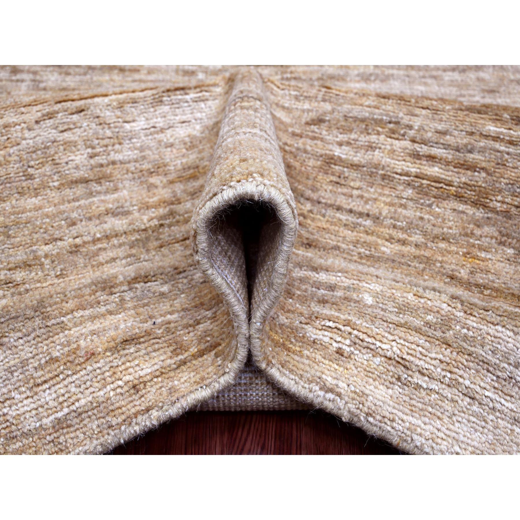 8'x9' Kupferbrauner handgesponnener Ghazni Wollteppich mit handgeknüpften Mustern (Handgeknüpft) im Angebot