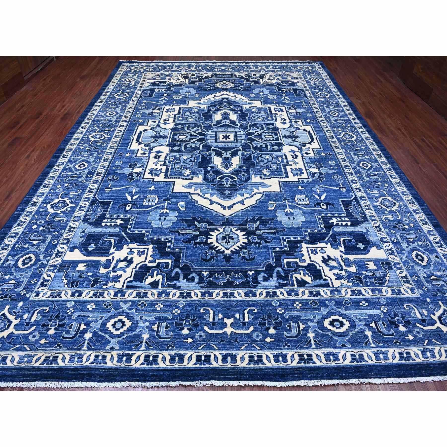 Bleu denim, noué à la main, Peshawar avec Serapi Heriz Revival, laine de Ghazni de haute montagne, poil doux, tissage plus dense, tapis oriental
Matières premières : Laine
Latex : Pas de poils 
hauteur : 0,25 pouces
Style : Traditionnel
Couleur