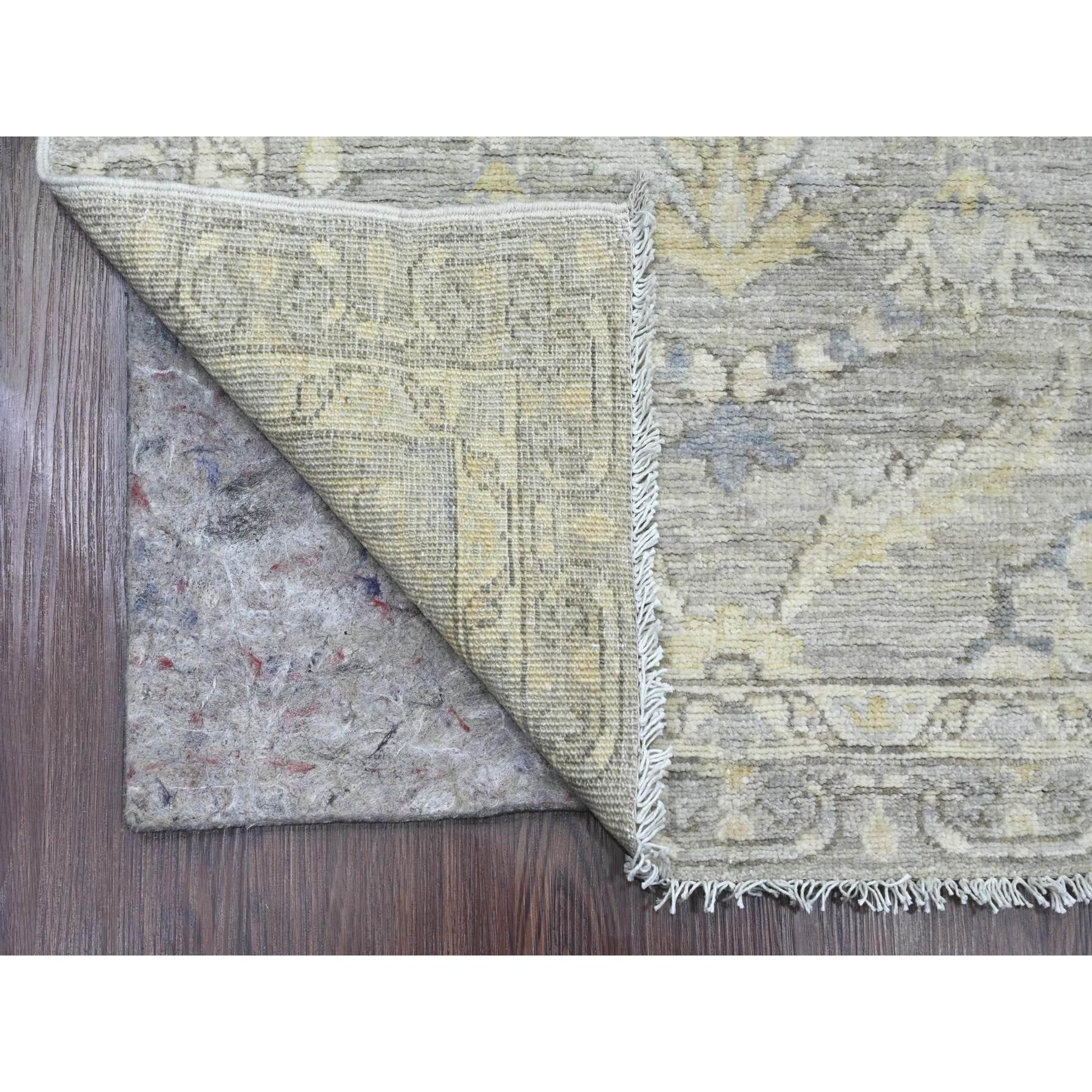 Steingrau, ausgewaschener Peshawar mit Blumenmuster, handgeknüpft, pflanzliche Farbstoffe, 100% Wolle, Läufer, Orientteppich
Primäre MATERIALIEN: Wolle
Latex: Kein Flor 
Höhe: 0,25 Zoll
Stil: Transitional
Grundfarbe: Grau
Sekundäre Farben: Blau,