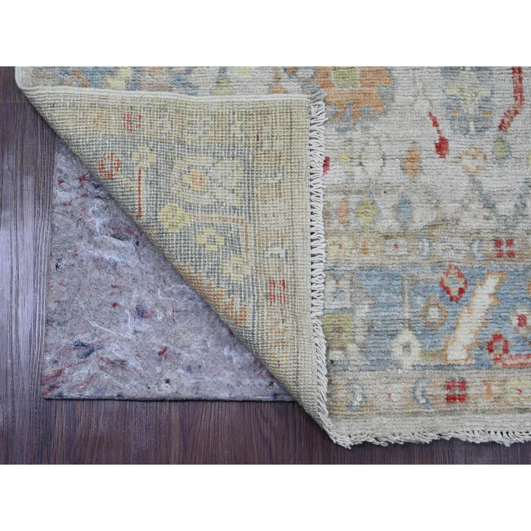 Baumwolle  Weiß, Afghanischer Angora Oushak mit All Over Leaf Design, Veggie Dyes, Handgeknüpft, 100% Wolle, Breiter Läufer, Orientteppich
Primäre MATERIALIEN: Wolle
Latex: Kein Flor 
Höhe: 0,25 Zoll
Stil: Transitional
Grundfarbe: