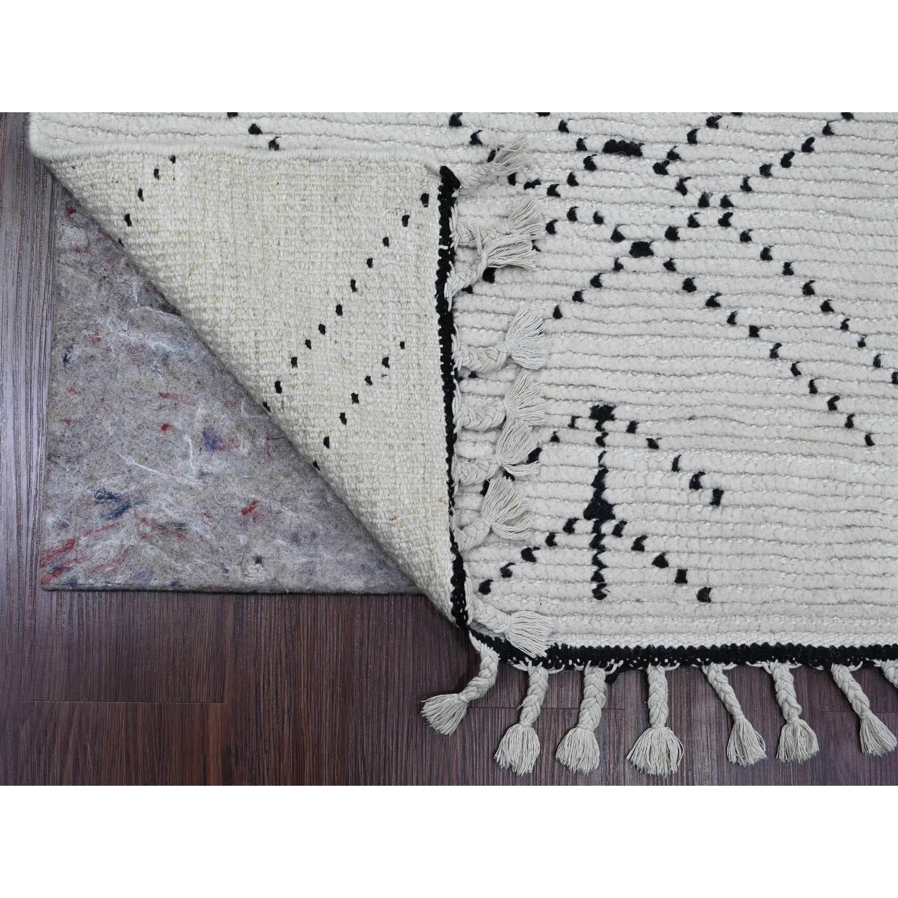 Bianco perla, Trama marocchina con motivo geometrico, Pile strutturato, Lana morbida, Annodato a mano, Runner, Tappeto orientale
Materiali primari: Lana
Lattice: No Pile 
altezza: 0,25 pollici
Stile: Tradizionale
Colore primario: Avorio
Colori