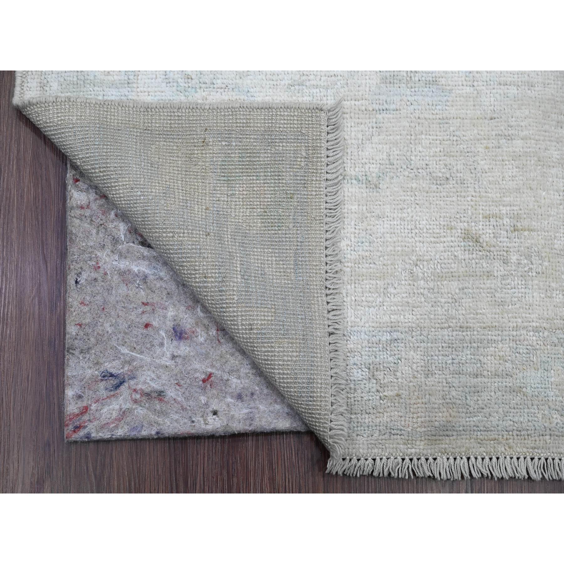Perlweiß, Handgeknüpft, Afghanischer Angora Oushak mit All Over Leaf Design, Natürliche Farbstoffe, 100% Wolle, XL Läufer, Orientteppich
Primäre MATERIALIEN: Wolle
Latex: Kein Flor 
Höhe: 0,25 Zoll
Stil: Transitional
Grundfarbe: