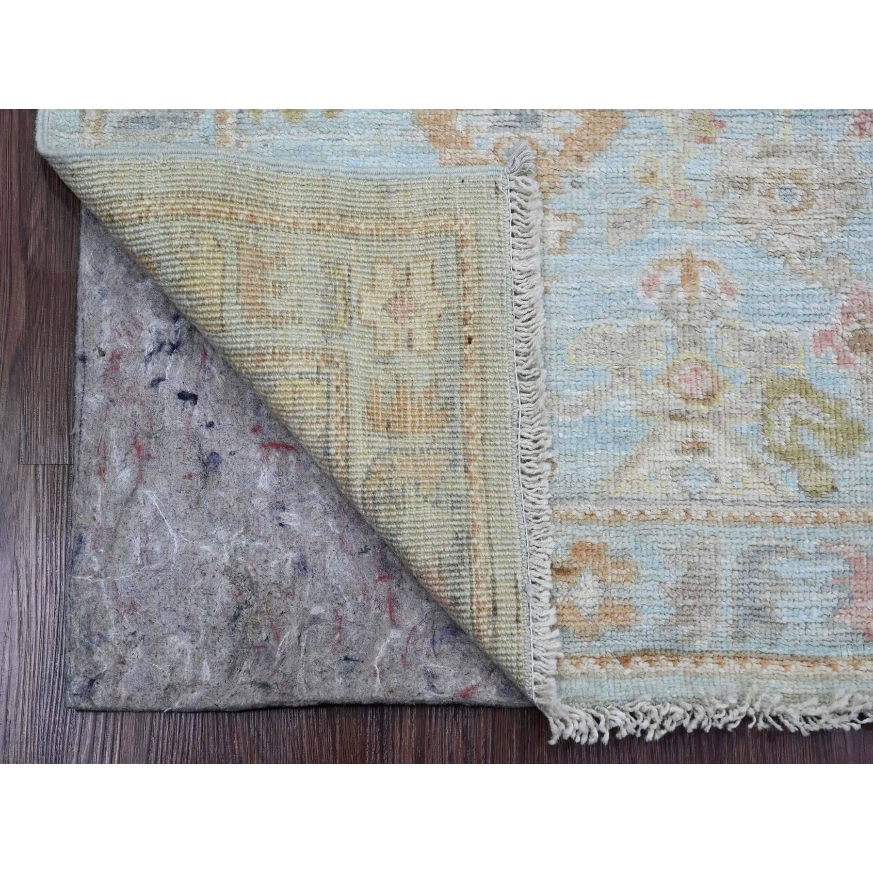 Beau Blue, noué à la main, Afghan Angora Oushak avec motif de feuilles sur tout le pourtour, teintures naturelles, 100% laine, chemin de table, tapis d'Orient
Matières premières : Laine
Latex : Pas de poils 
hauteur : 0,25 pouces
Style :