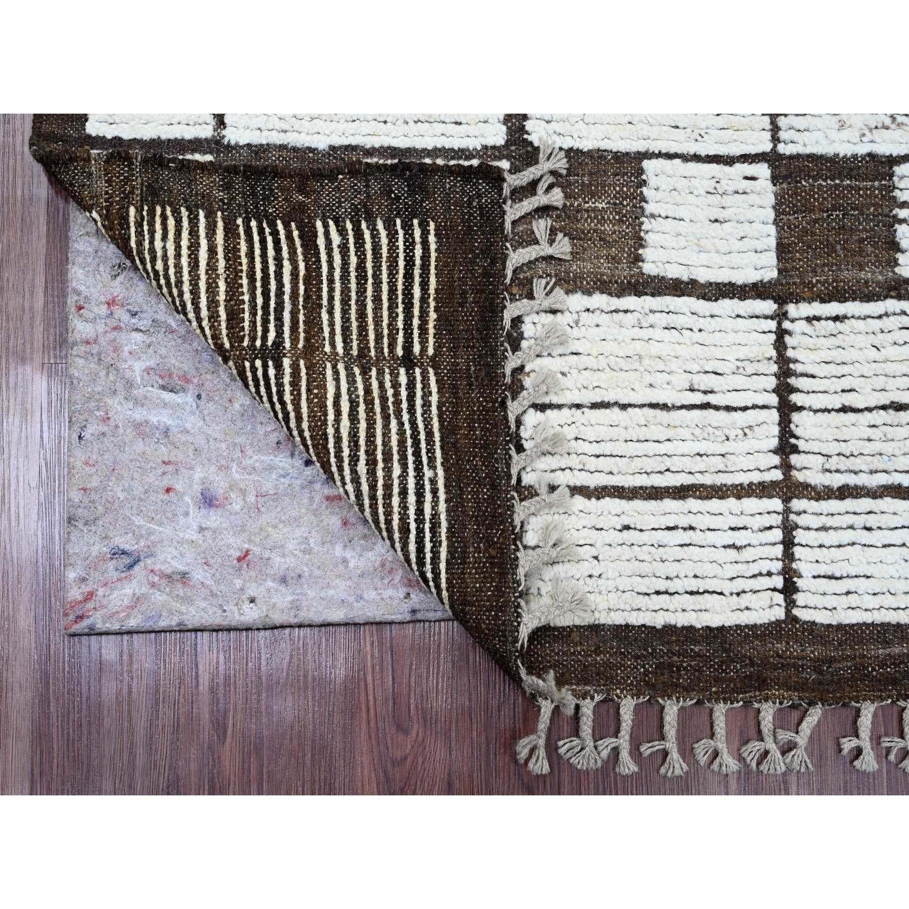 Marrone cioccolato, Trama marocchina con disegno a scacchiera, Lana morbida, Tono su tono, Annodato a mano, Pile strutturato, Tappeto orientale
Materiali primari: Lana
Lattice: No Pile 
altezza: 0,25 pollici
Stile: Contemporaneo
Colore primario:
