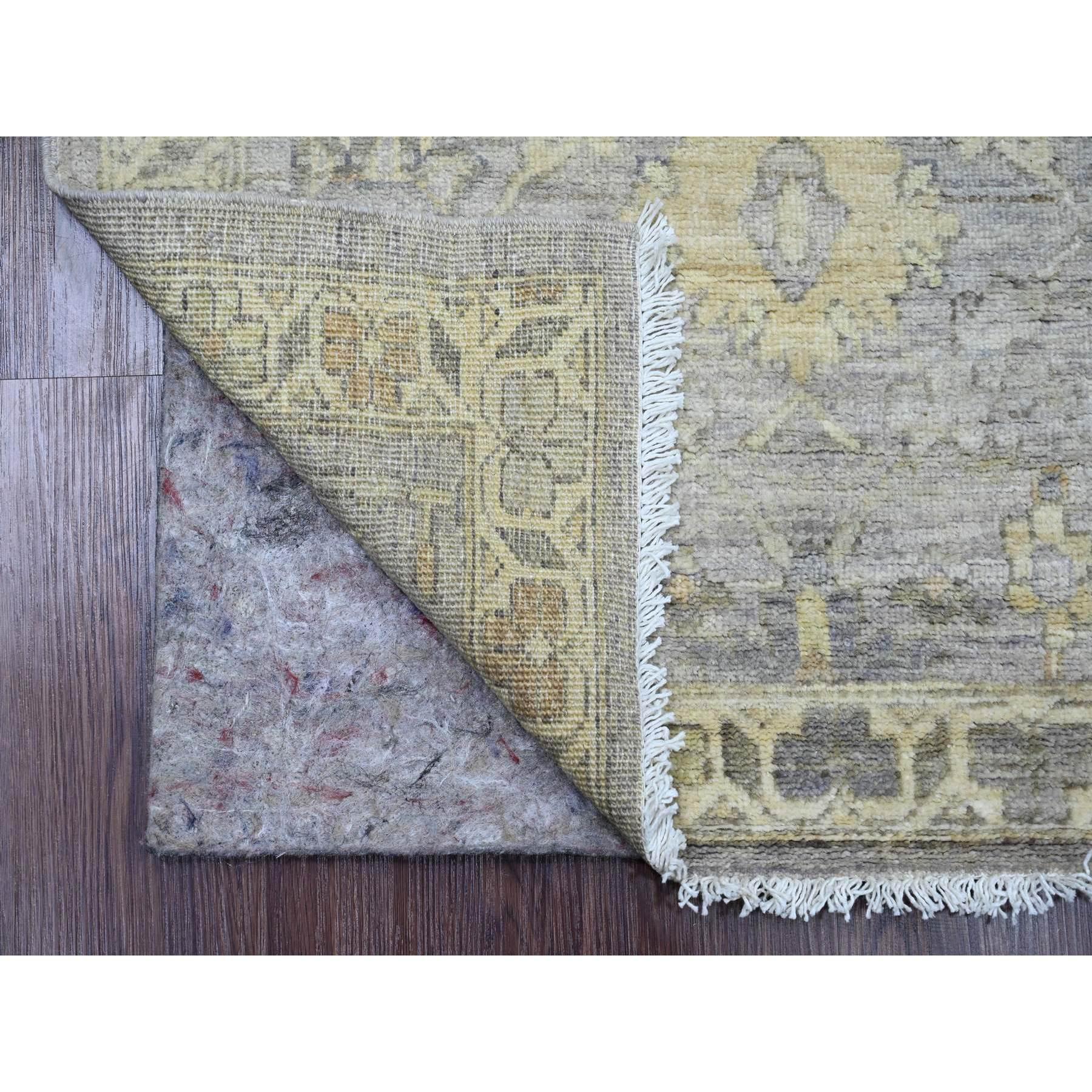 Wolkengrau, Peshawar mit Ziegler Mahal Design, Pflanzenfarben, Hochgebirgswolle, Handgeknüpft, Läufer, Orientteppich
Primäre MATERIALIEN: Wolle
Latex: Kein Flor 
Höhe: 0,25 Zoll
Stil: Traditionell
Grundfarbe: Grau
Sekundäre Farben: Orange, Gelb,