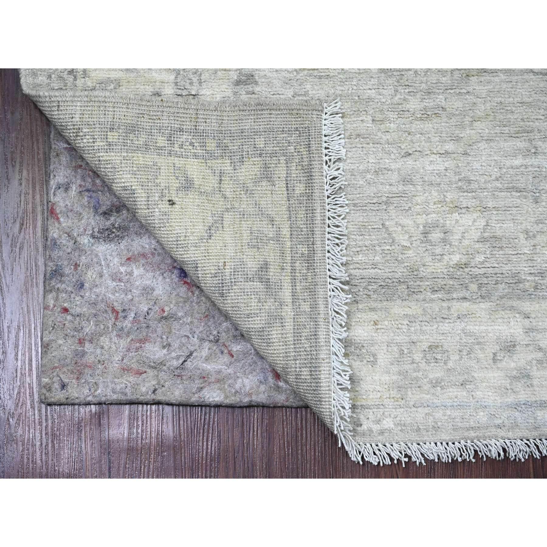 Wolkengrau, ausgewaschener Peshawar mit Heriz-All-Over-Design, Hochgebirgswolle, dicht gewebt, handgeknüpft, Läufer, Orientteppich
Primäre MATERIALIEN: Wolle
Latex: Kein Flor 
Höhe: 0,25 Zoll
Stil: Transitional
Grundfarbe: Grau
Sekundärfarben: