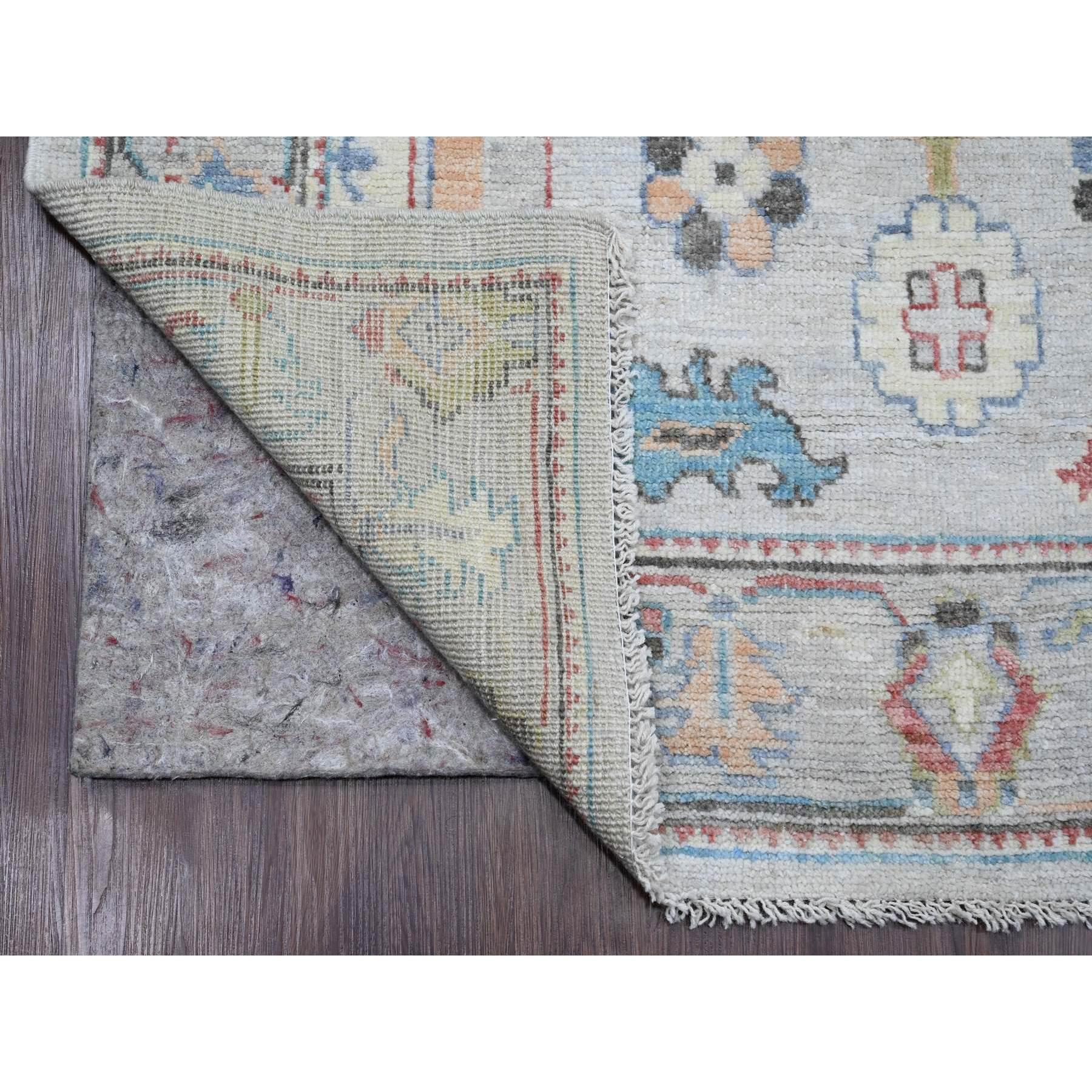 Alabasterweiß, Handgeknüpft, Afghanischer Angora Oushak mit Blumenmuster, Natürliche Farbstoffe, 100% Wolle, Breiter Läufer, Orientteppich
Primäre MATERIALIEN: Wolle
Latex: Kein Flor 
Höhe: 0,25 Zoll
Stil: Transitional
Grundfarbe: